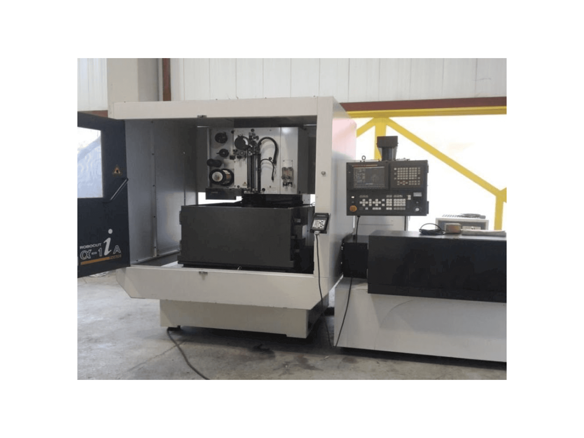Čelní pohled na FANUC Robocut α-1iA stroj