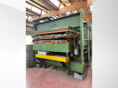 Hydraulický lis Manni, boční pohled, se zeleným kovovým tělem, žlutou základnou a viditelnými hydraulickými vedeními.