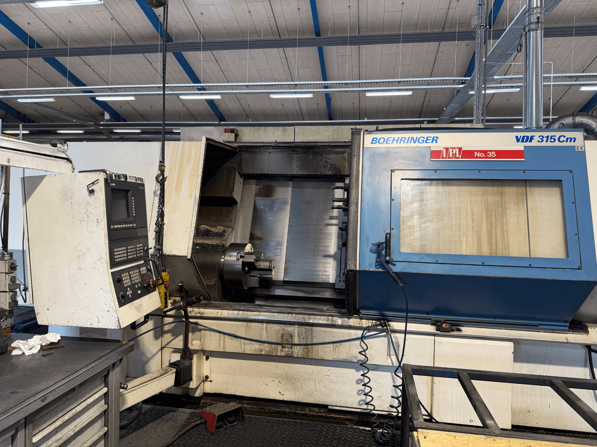 Pohled zepředu na horizontální soustruh BOEHRINGER VDF 315 CM s ovládacím panelem a otevřeným obráběcím prostorem.