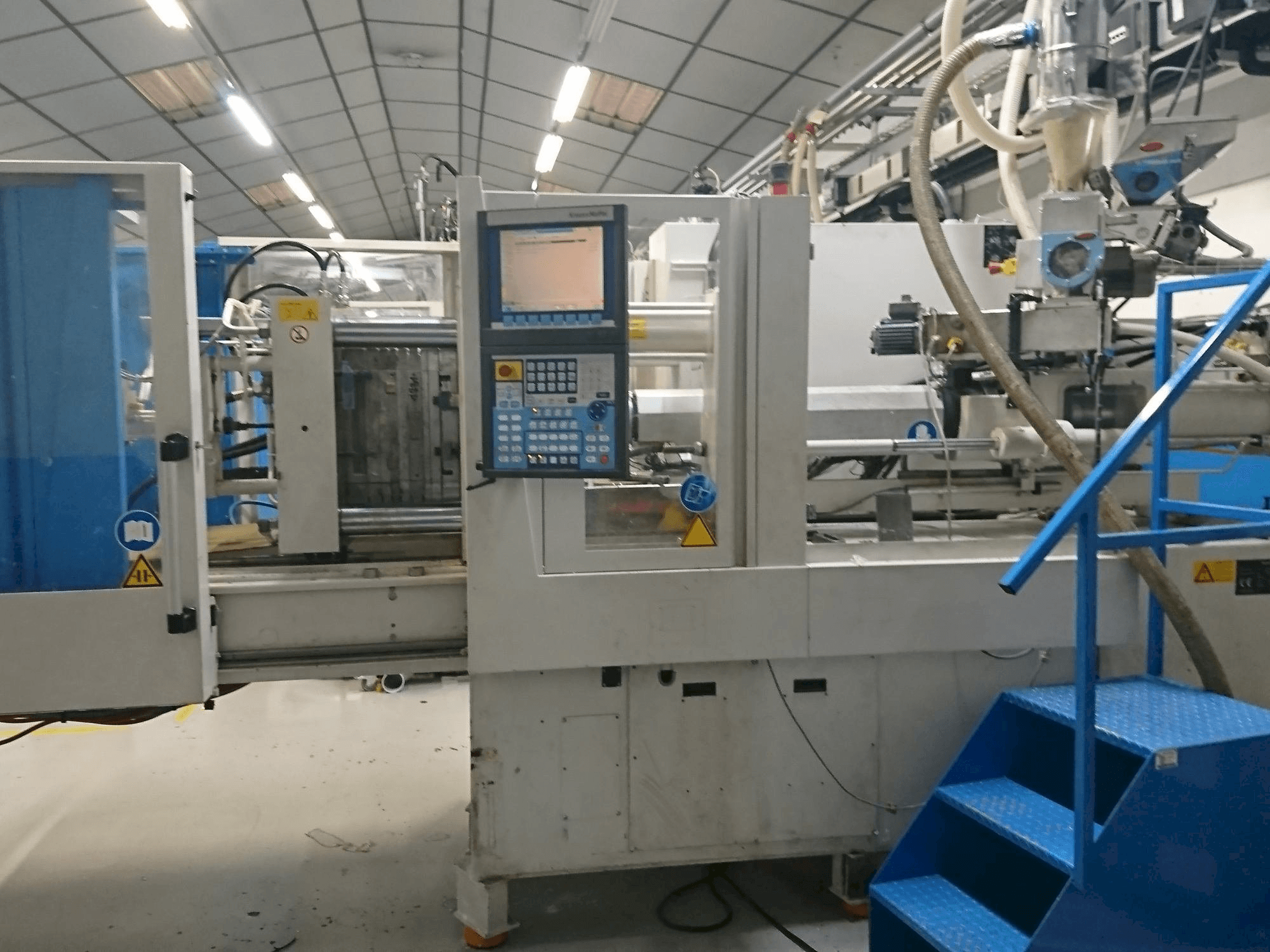 Čelní pohled na Krauss Maffei 80-750 CX stroj