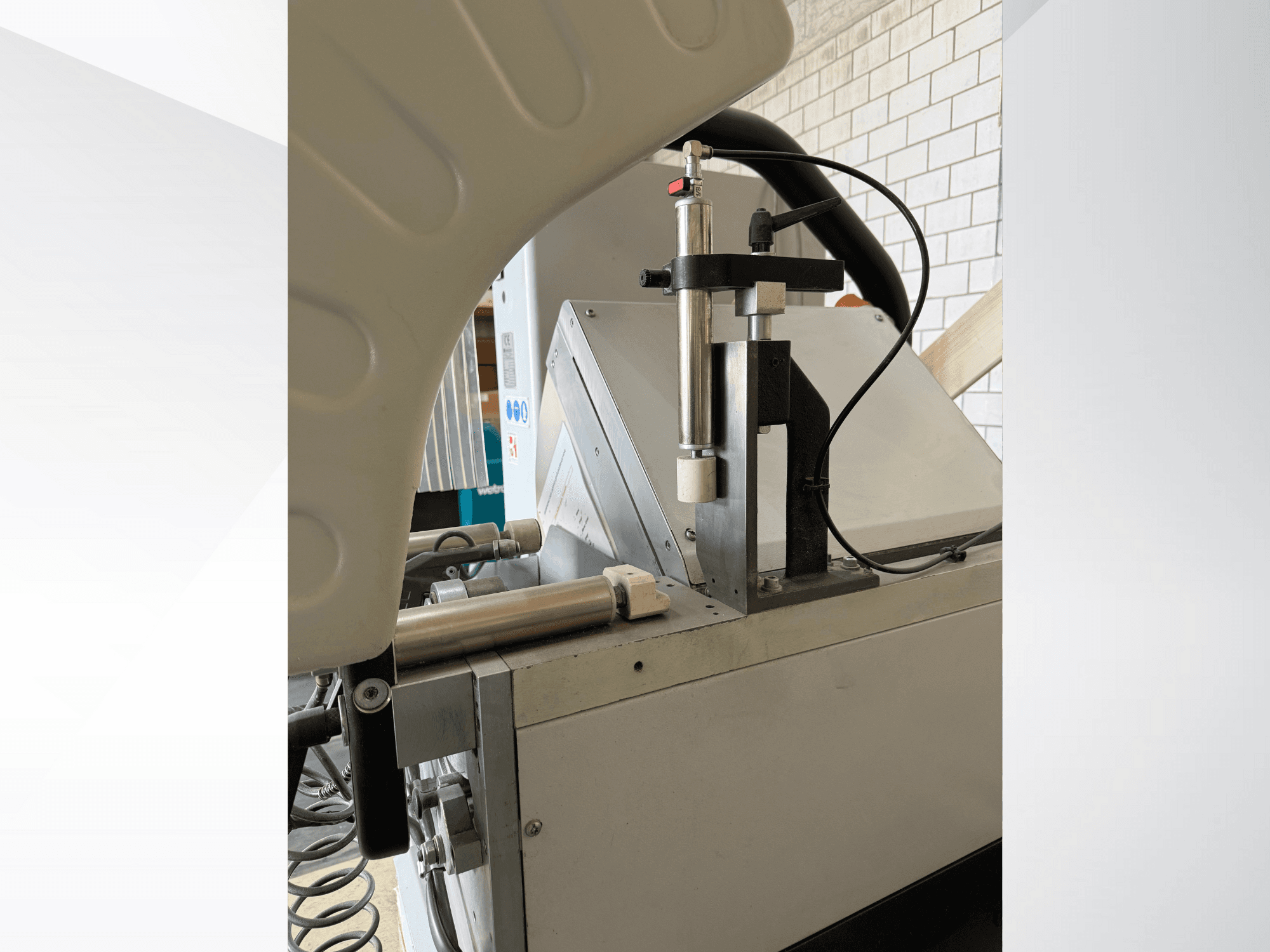 Detailní záběr přesného dávkovacího zařízení se svislou stříkačkou, viditelným logem značky a ovládacím panelem v čelním pohledu.