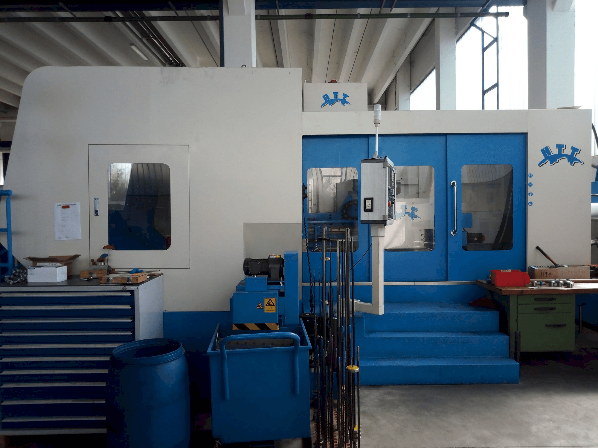 Čelní pohled na HTT KBR6-1008 stroj