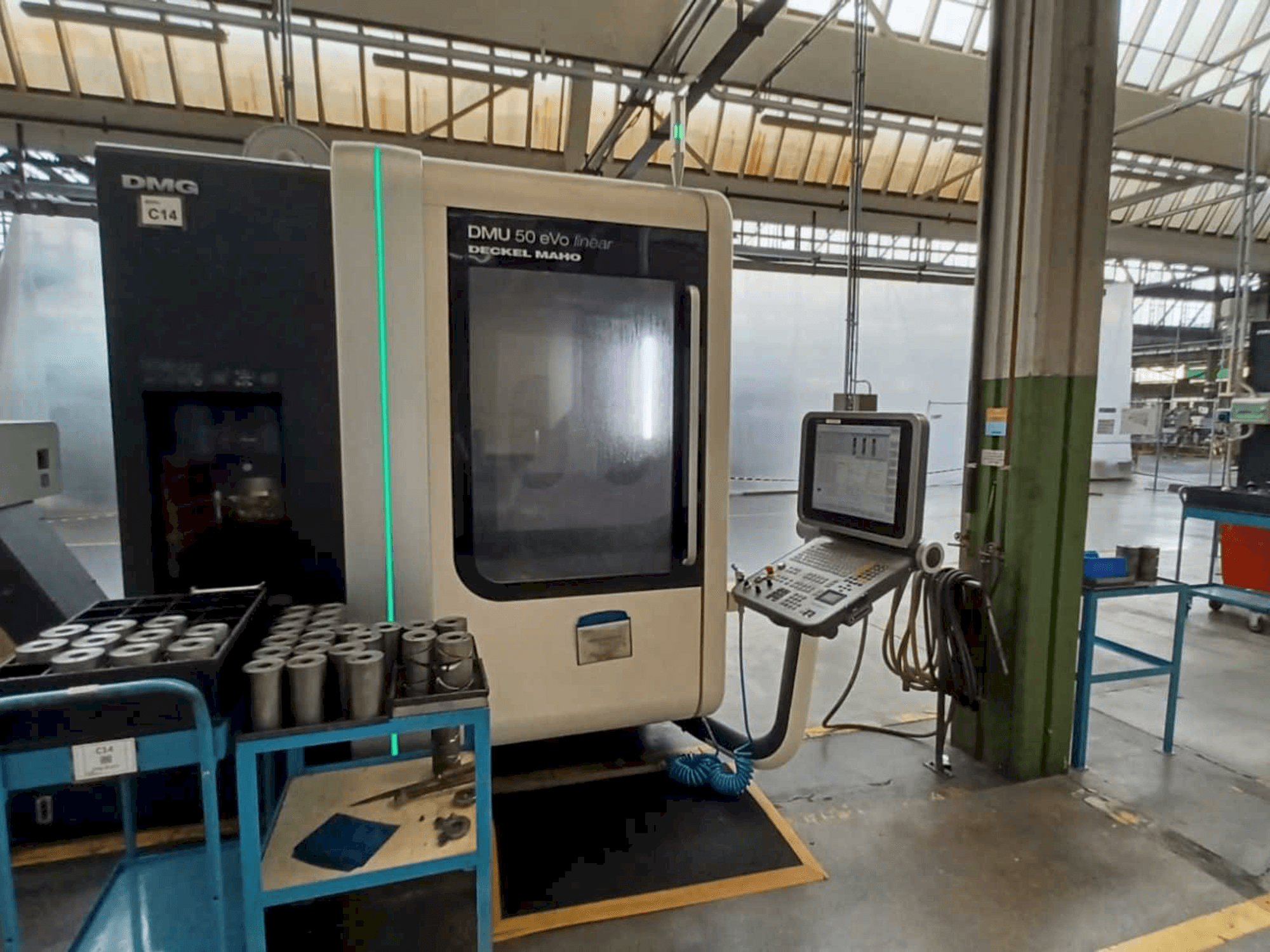 Čelní pohled na DMG DMU 50 evo linear stroj