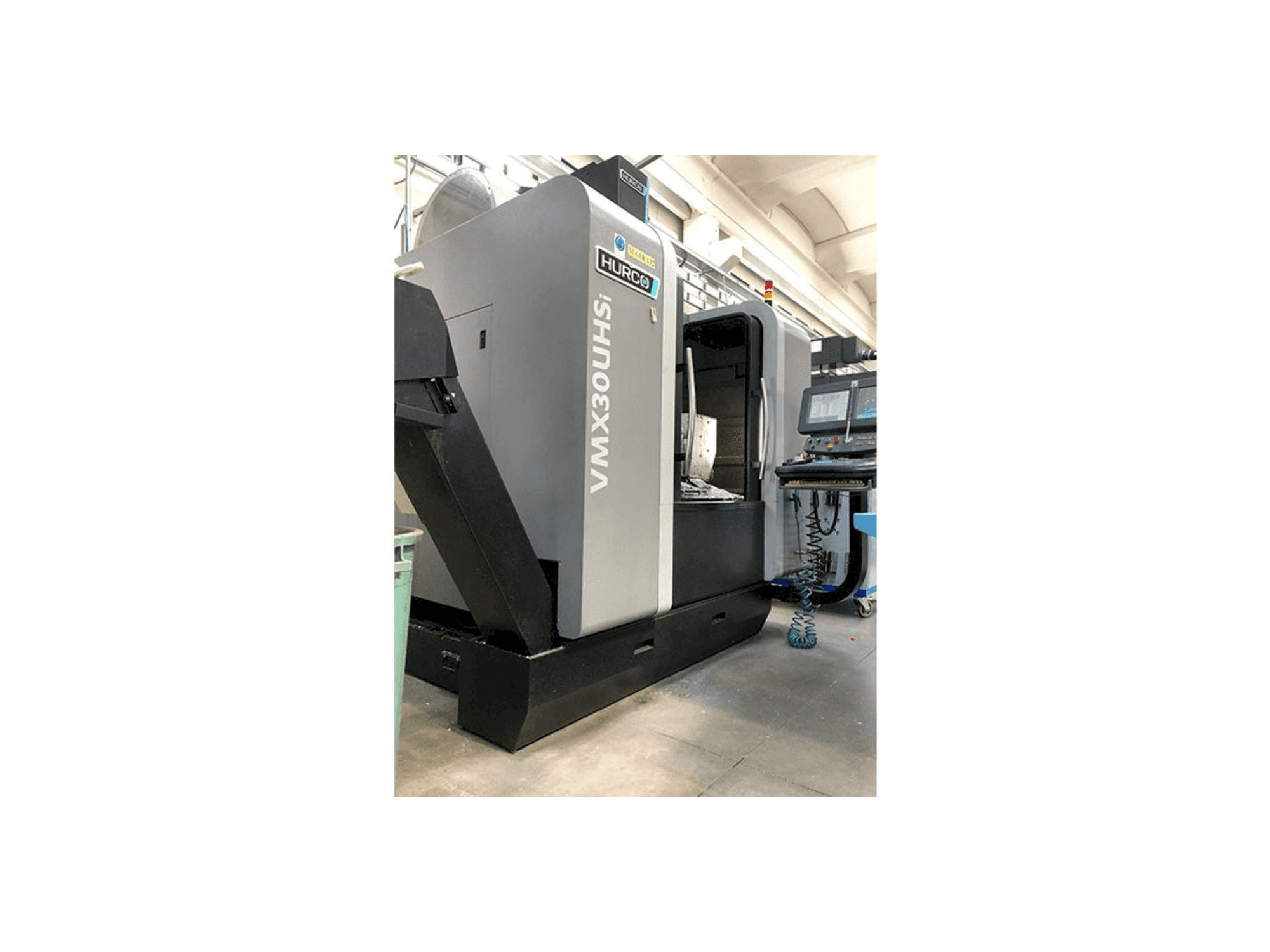 Čelní pohled na Hurco VMX30 UHSi stroj