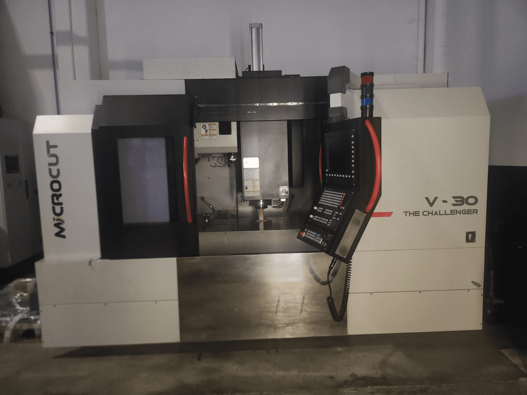 Microcut V-30 Stroj Challenger CNC, pohled zepředu, s ovládacím panelem, řezným prostorem a prvky průmyslového designu.