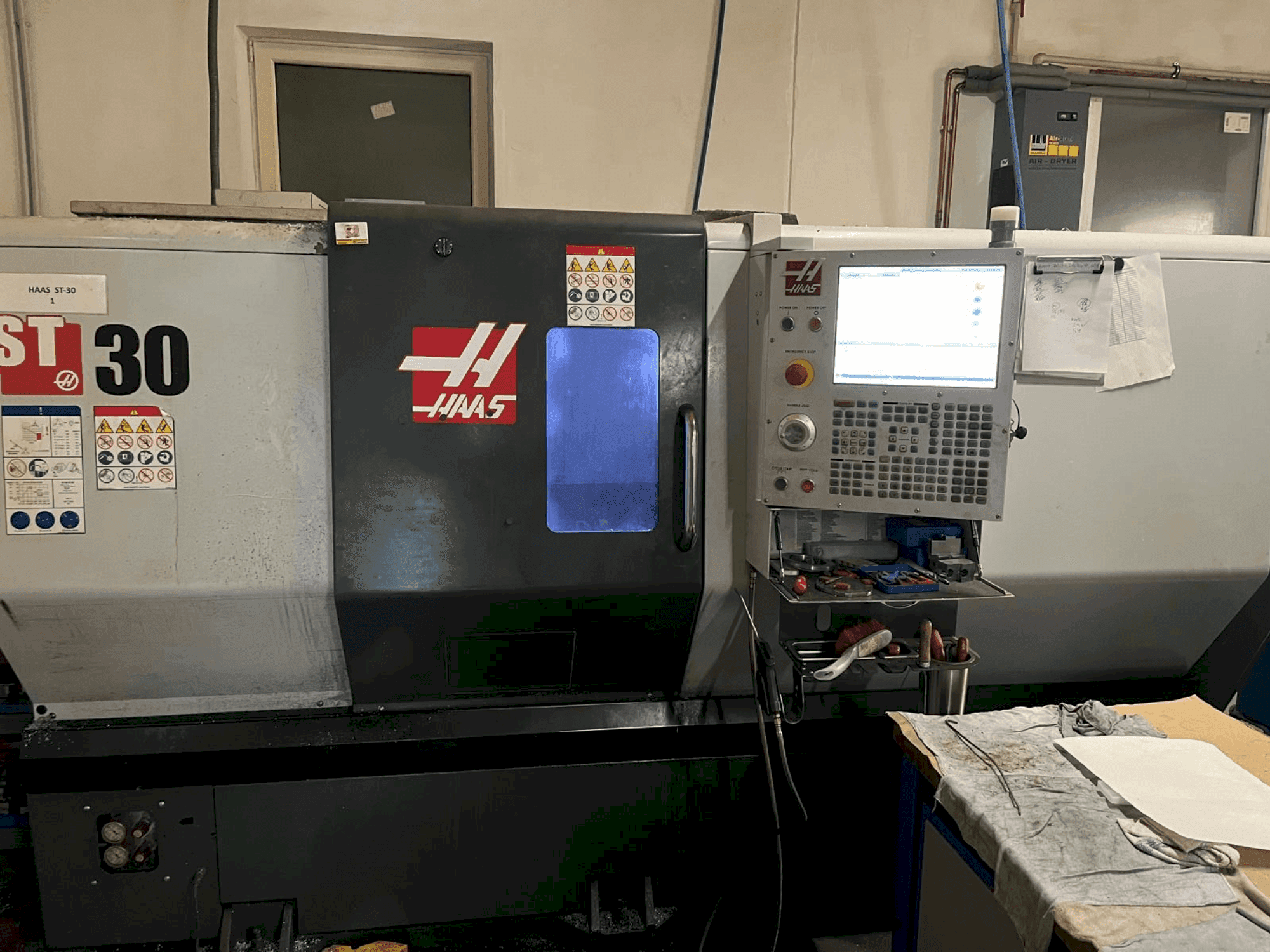 Čelní pohled na HAAS ST-30 stroj