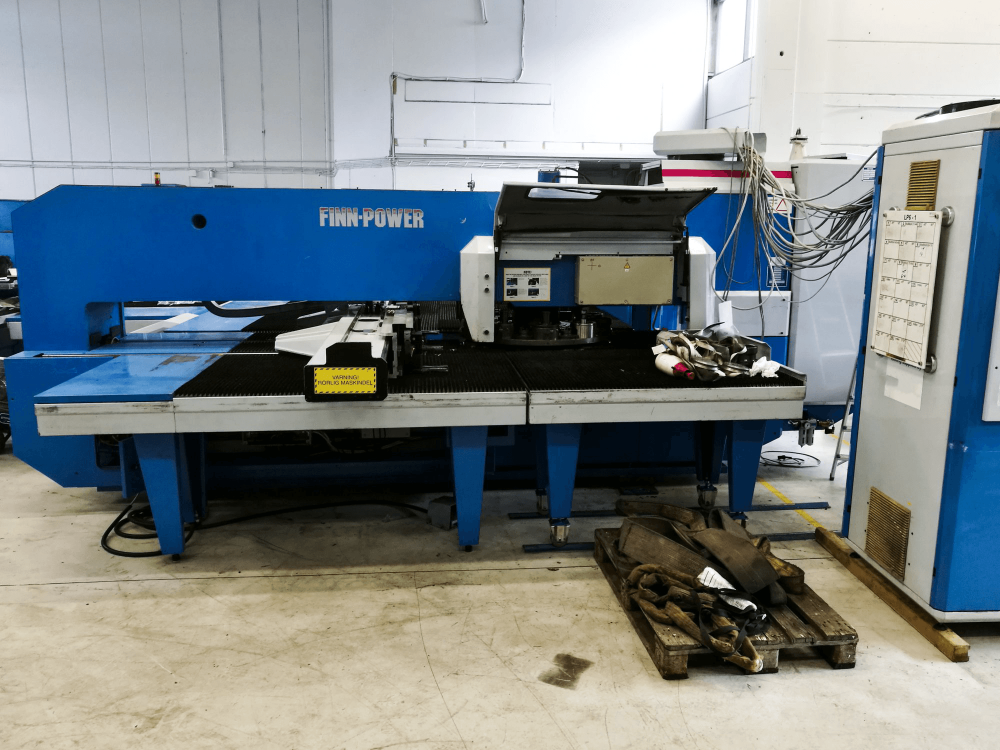 Čelní pohled na Finn-Power LP6 SB stroj