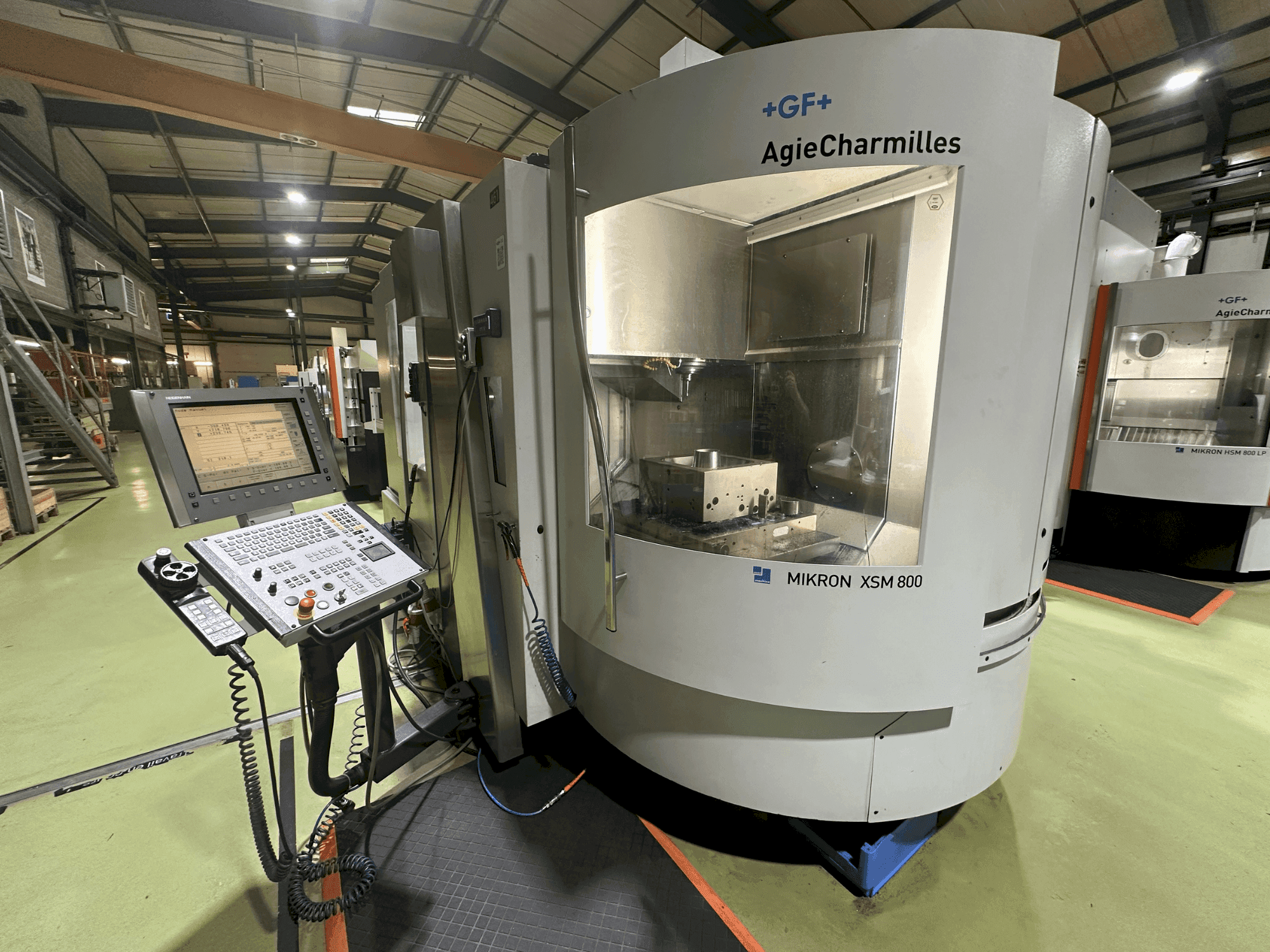 Čelní pohled na +GF+ AgieCharmilles Mikron XSM 800 stroj