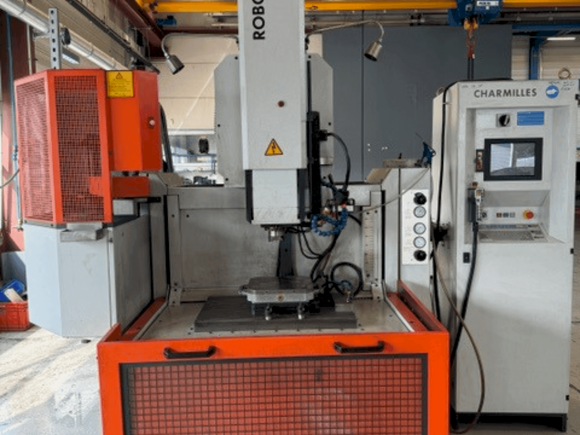 Čelní pohled na CHARMILLES ROBOFORM 55P stroj