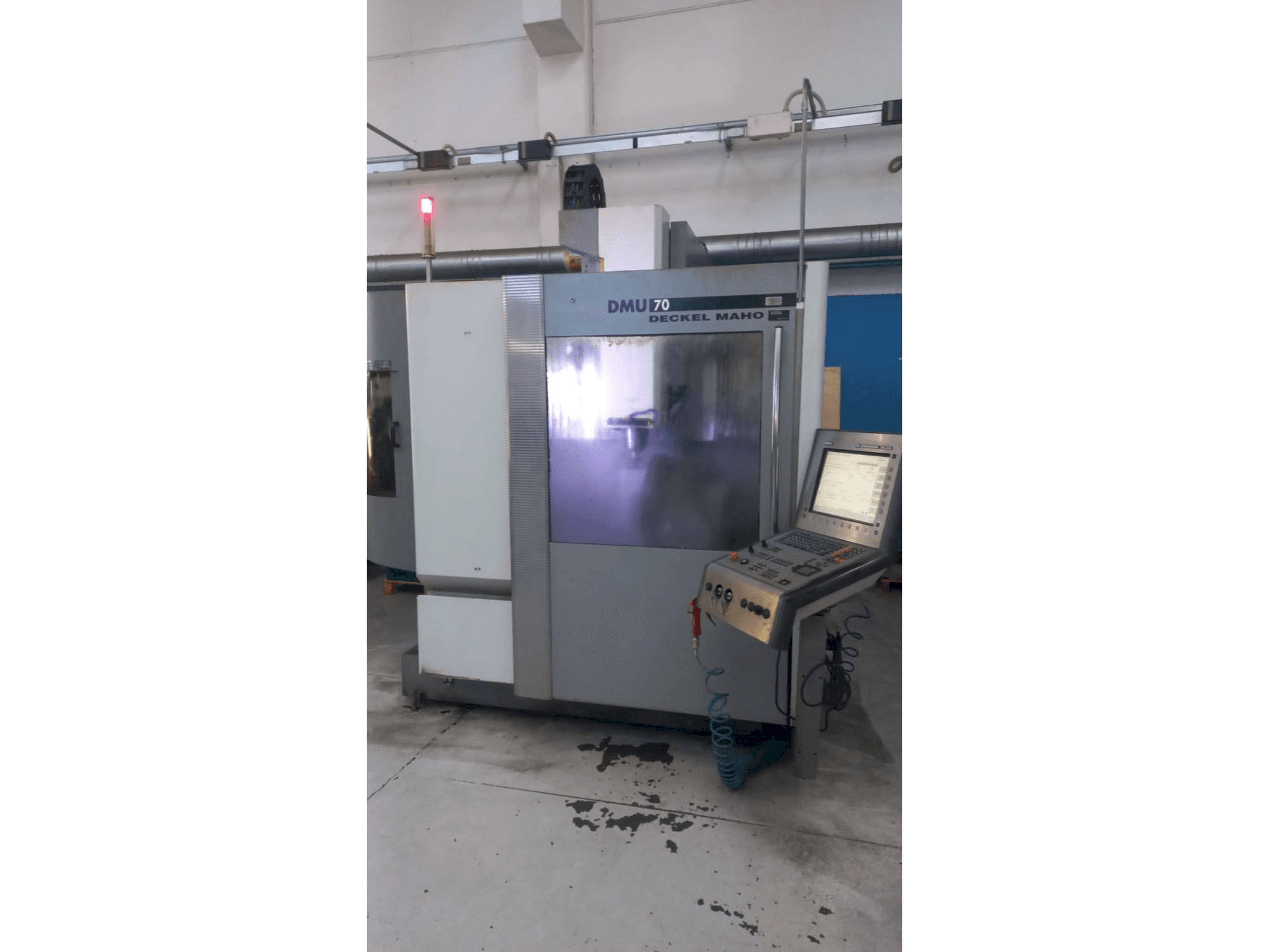 Čelní pohled na DMG stroj