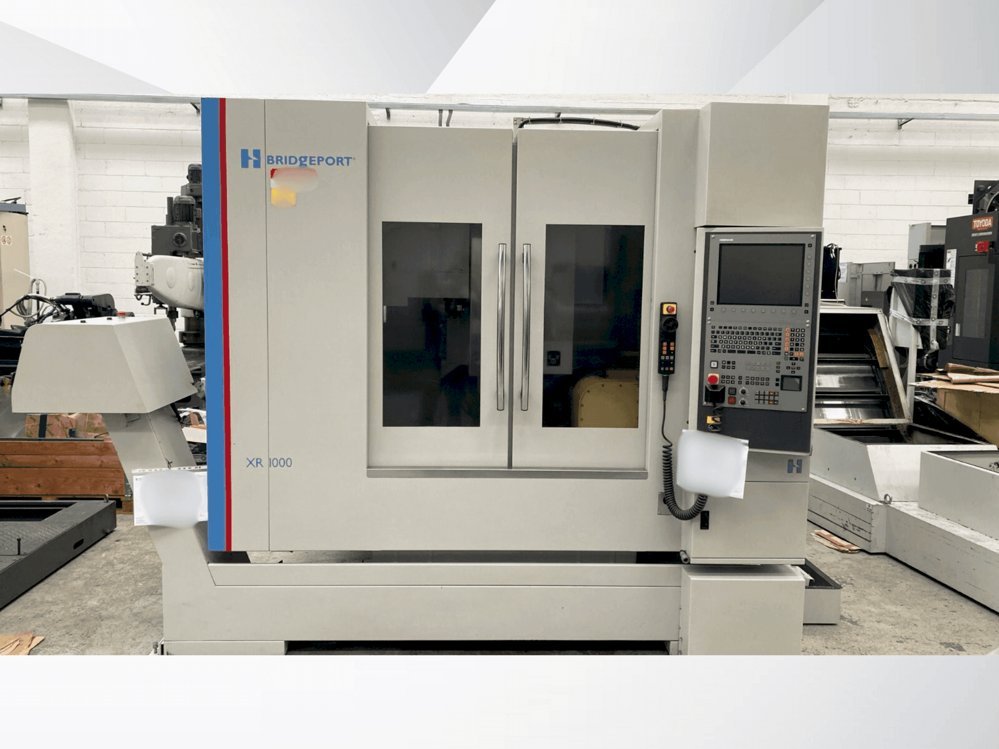 Čelní pohled na Bridgeport XR 1000 stroj