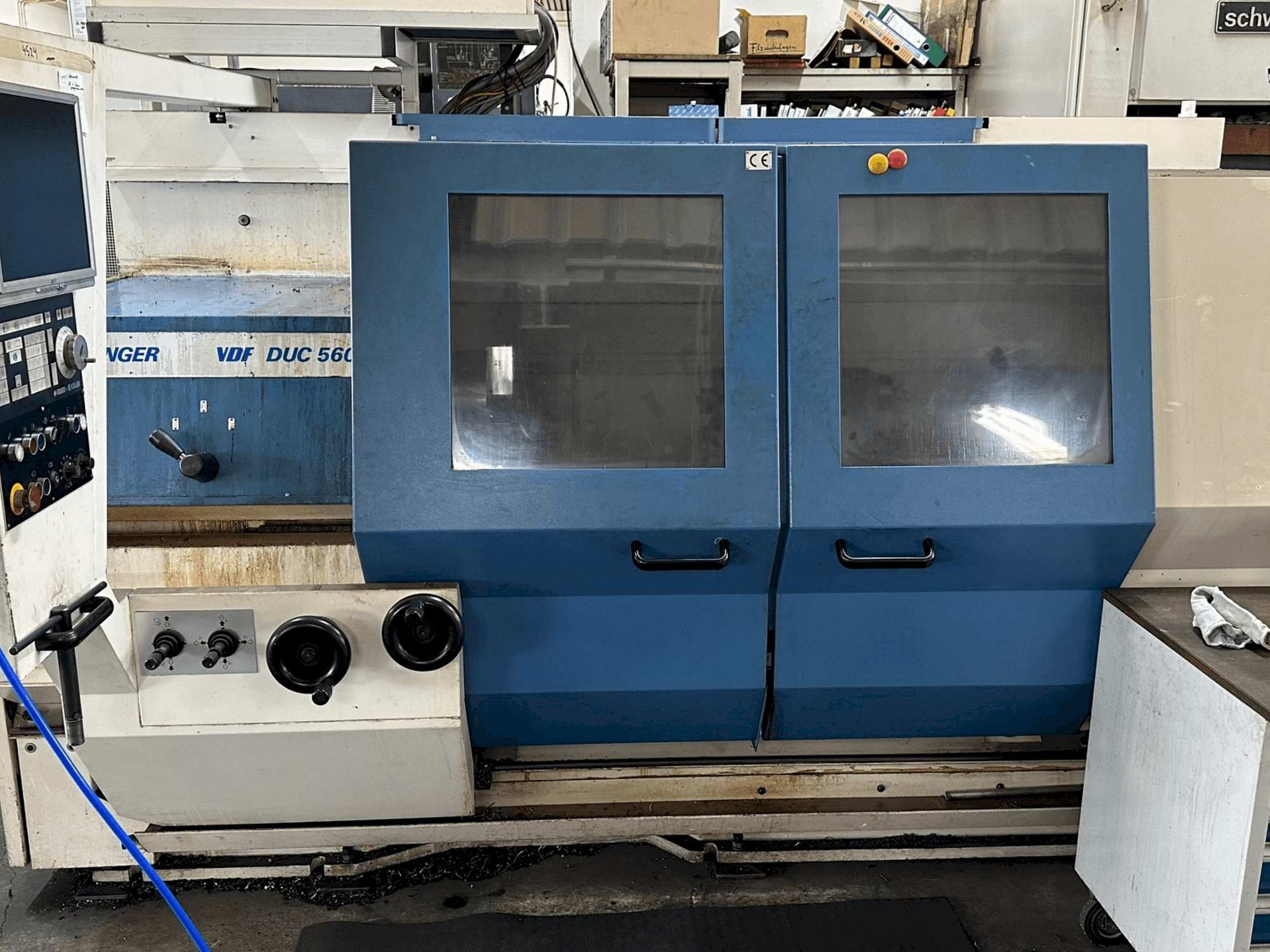 Čelní pohled na BOEHRINGER DUC 560 stroj