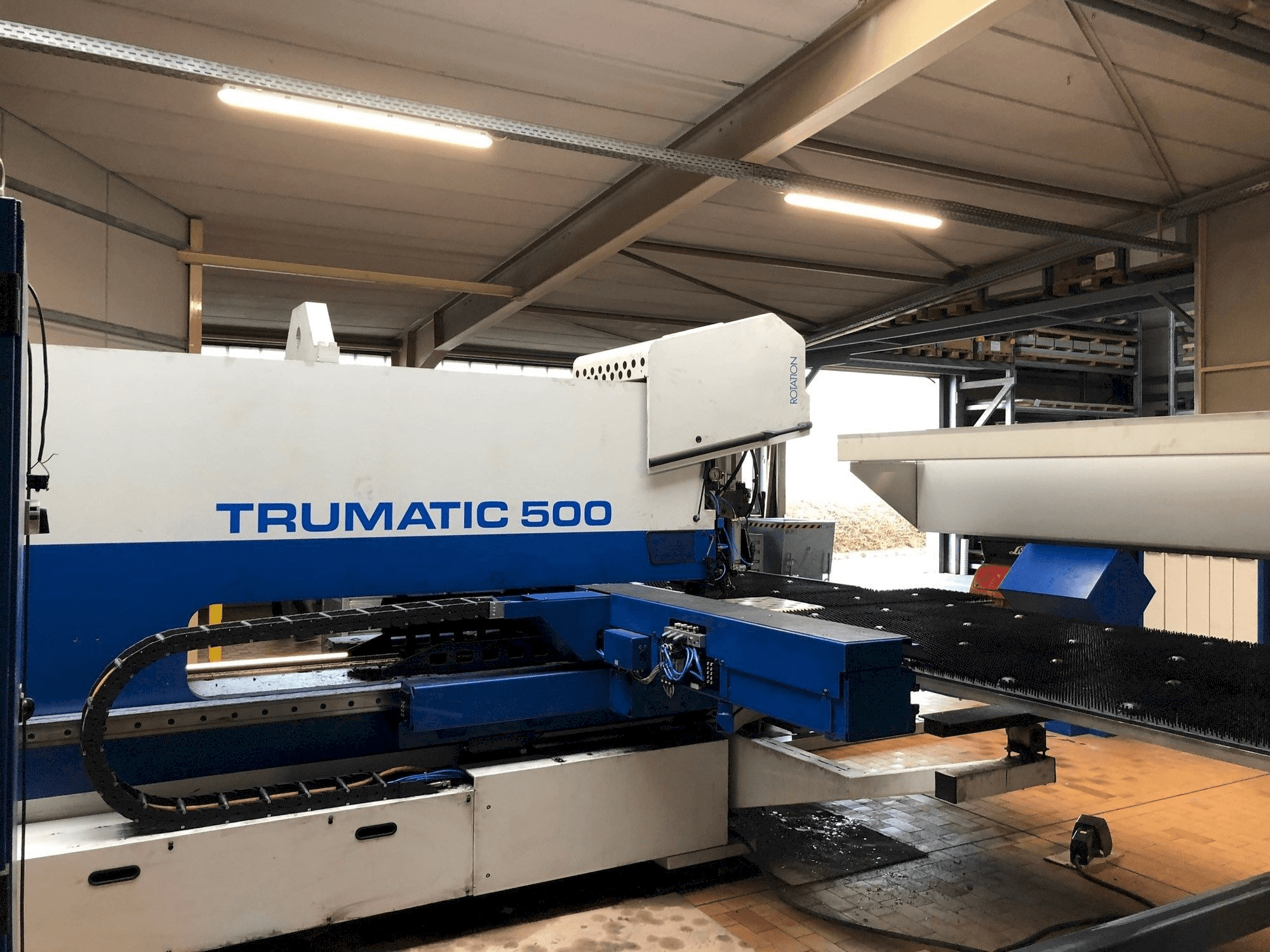 Čelní pohled na Trumpf Trumatic 500 stroj