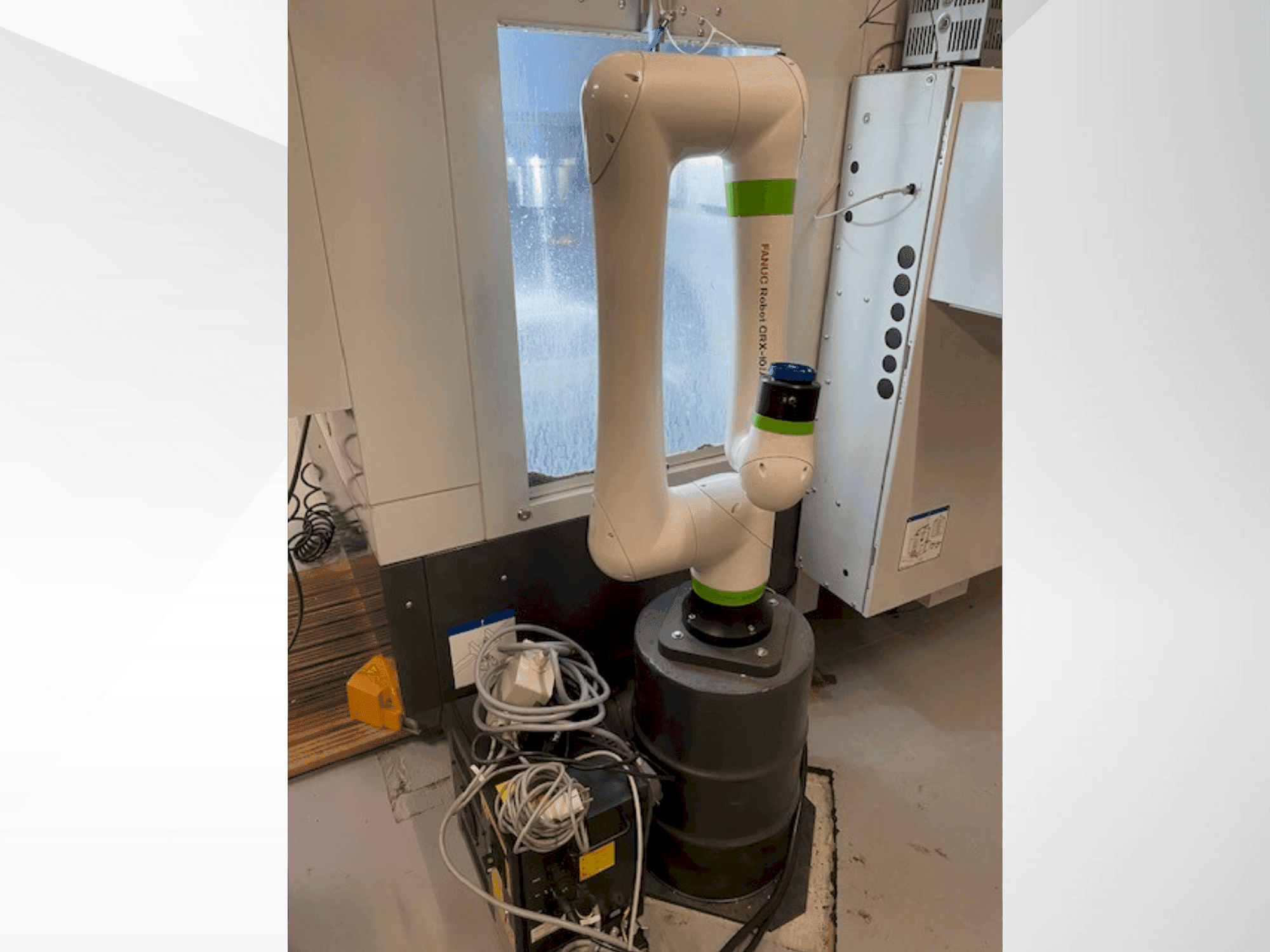 Čelní pohled na FANUC CRX10iA stroj