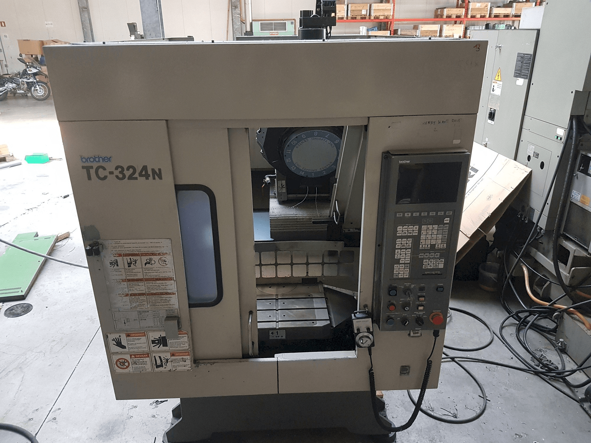 Čelní pohled na Brother TC-324N stroj