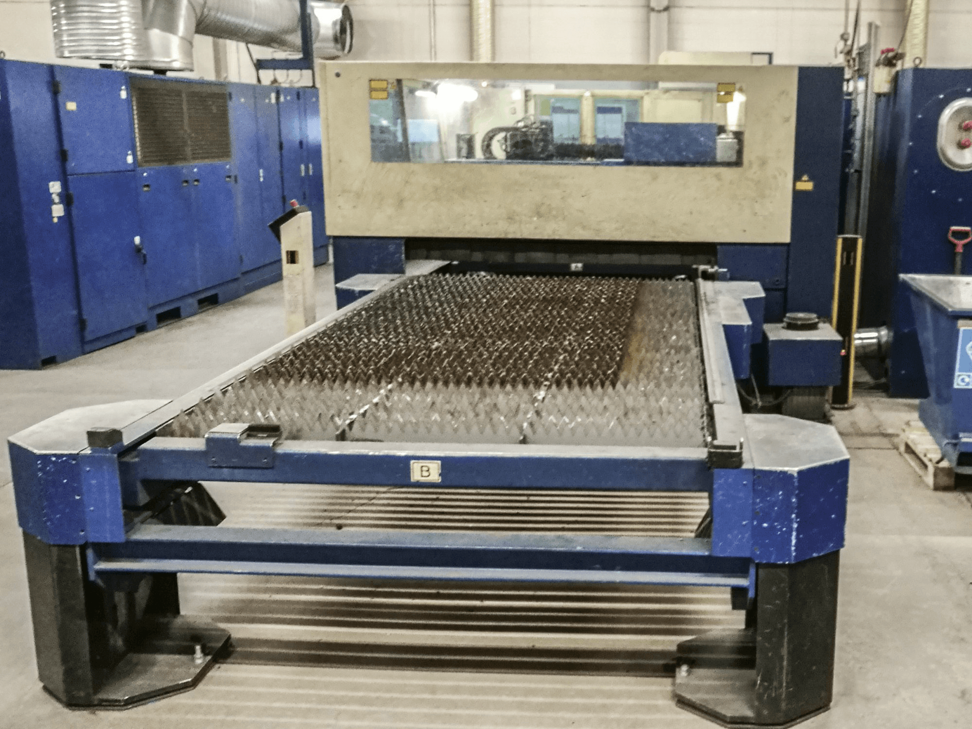 Pravý pohled na Trumpf Trumatic L3050 stroj