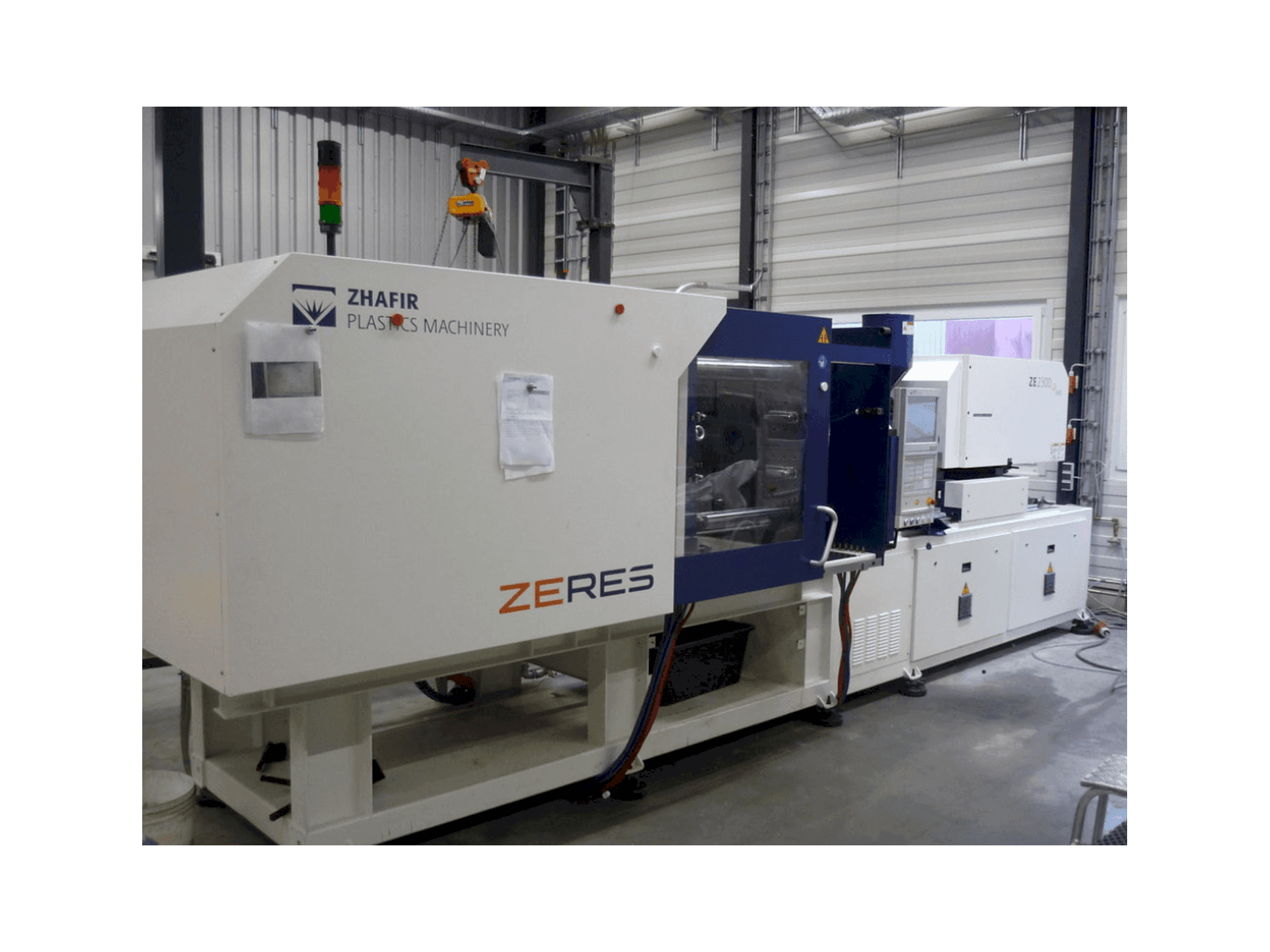 Čelní pohled na ZHAFIR ZERES 2300 Haitian stroj