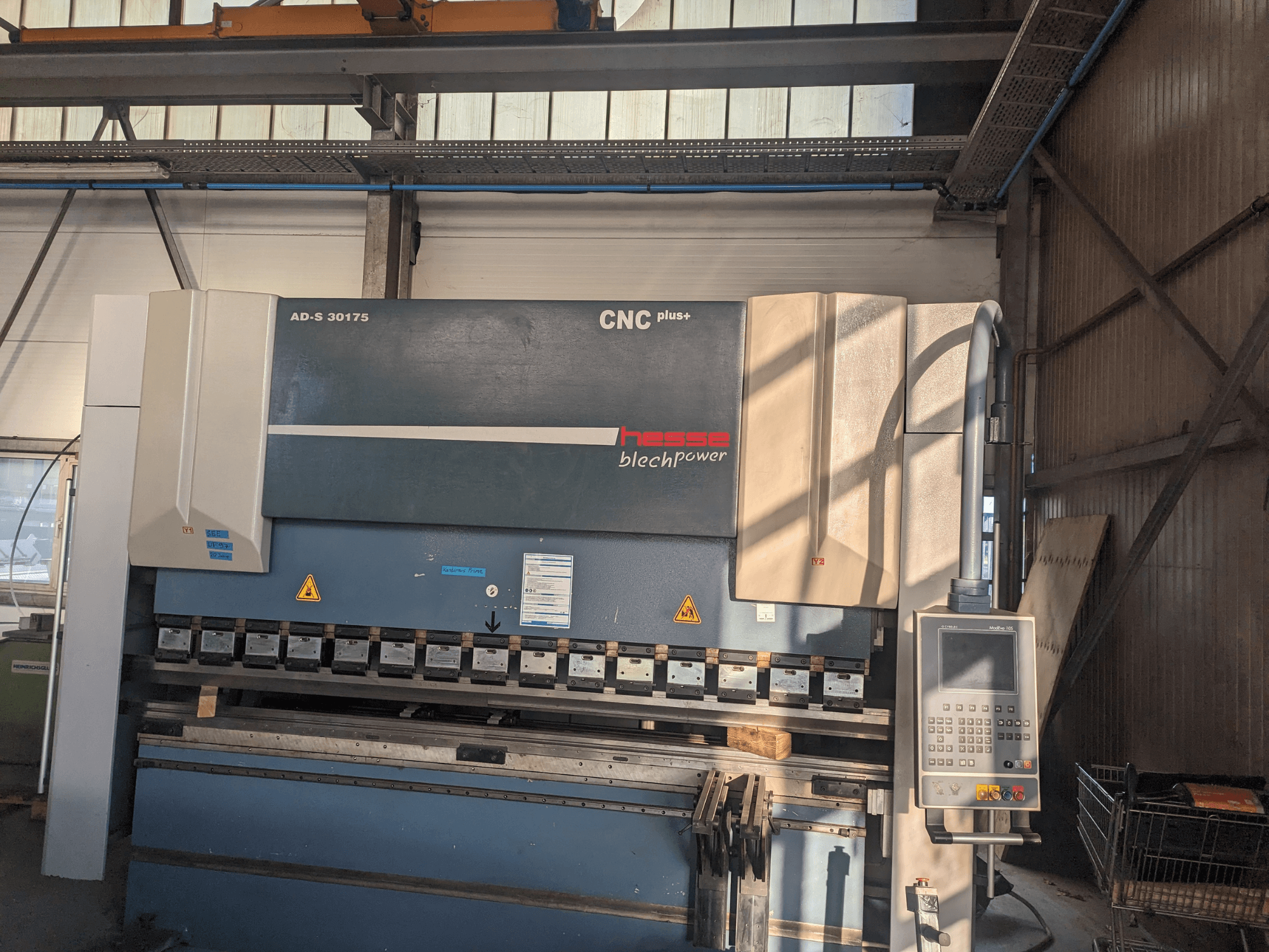 CNC ohýbačka Hesse AD-S 30175, pohled zepředu, s ovládacím panelem a nástroji, v dílenském prostředí.