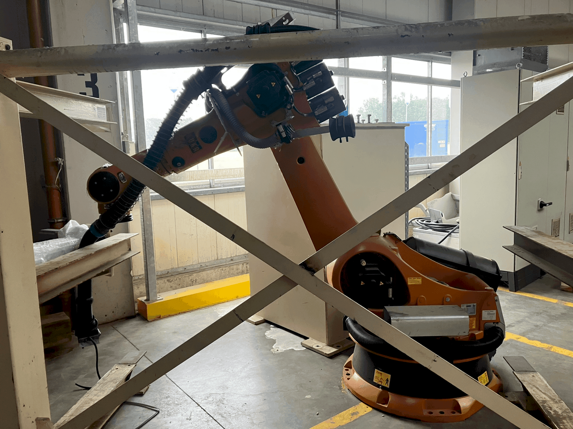 Čelní pohled na KUKA KR-240-2 stroj