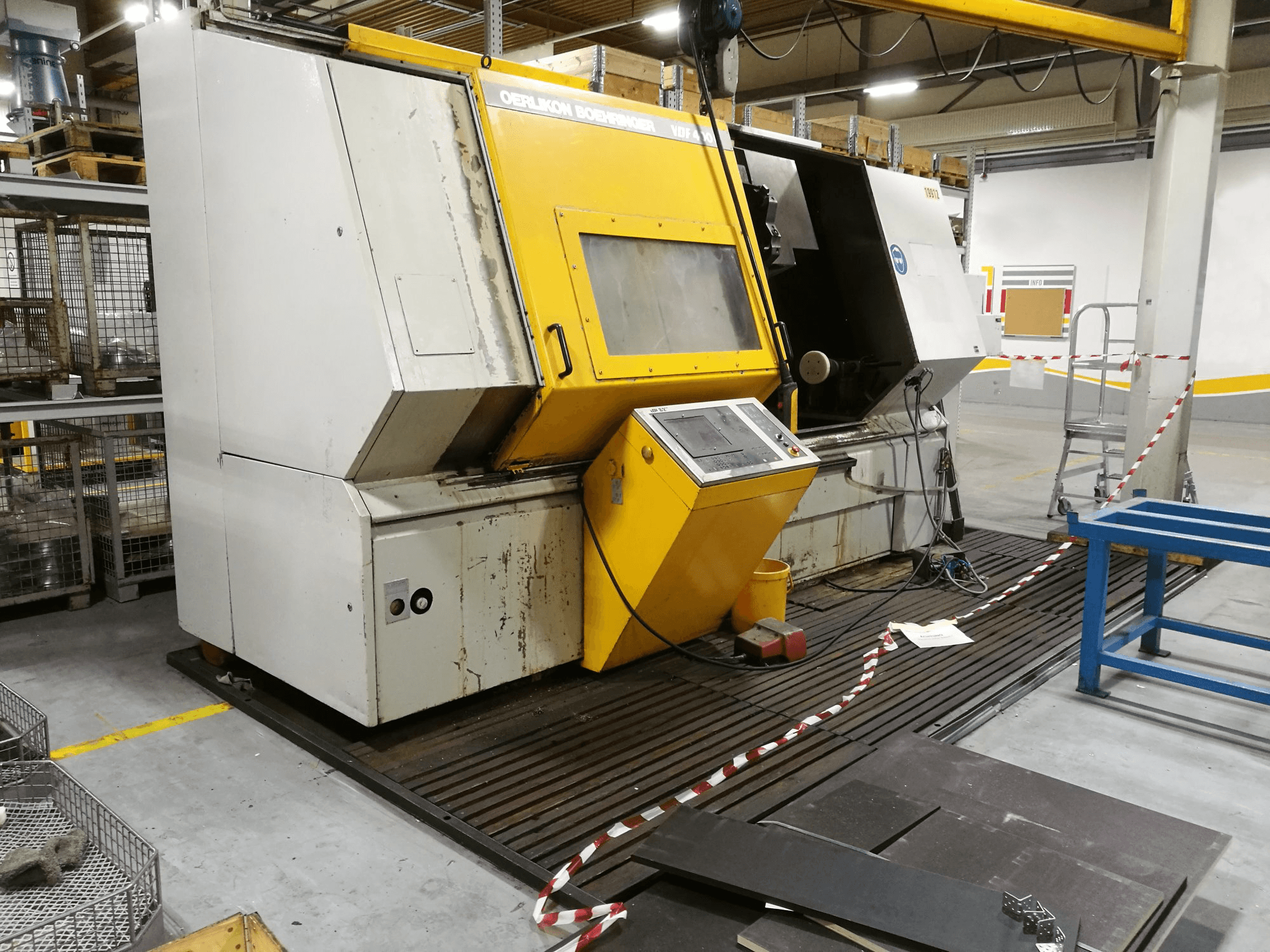 Levý pohled na OERLIKON BOEHRINGER VDF400C-F stroj