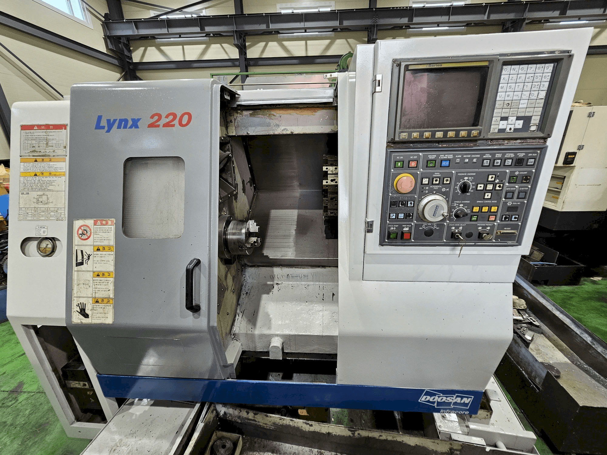 Čelní pohled na Doosan Lynx 220A stroj