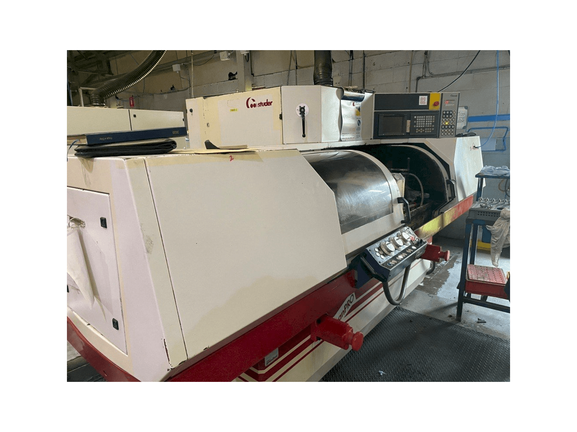 Čelní pohled na STUDER S30 lean PRO stroj