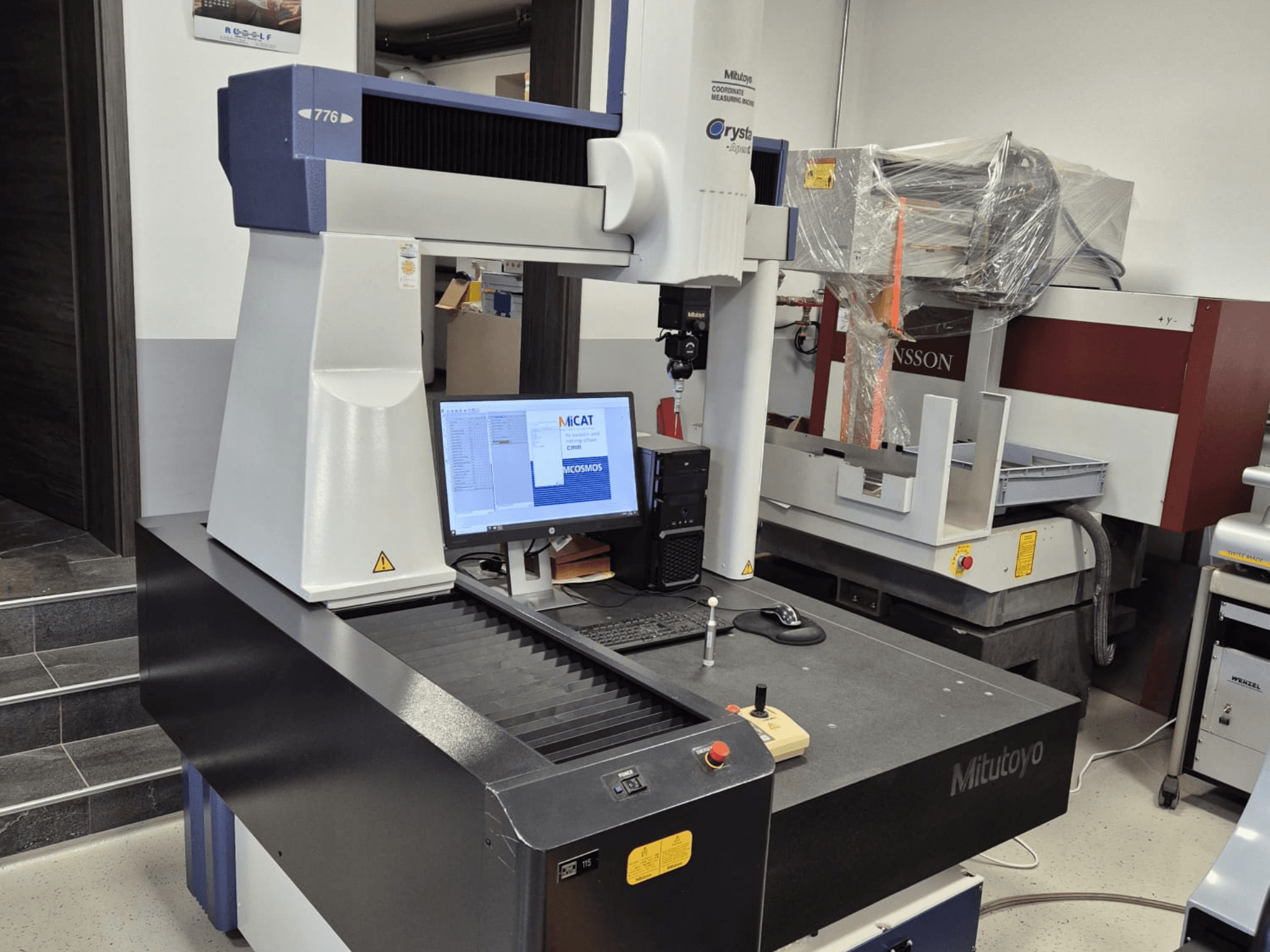 Souřadnicový měřicí stroj Mitutoyo model 776 v čelním pohledu, s viditelným monitorem zobrazujícím měřicí software a ovládací prvky.