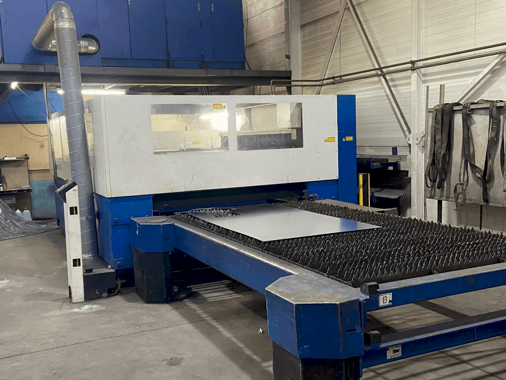 Čelní pohled na TRUMPF TruLaser 3030 stroj