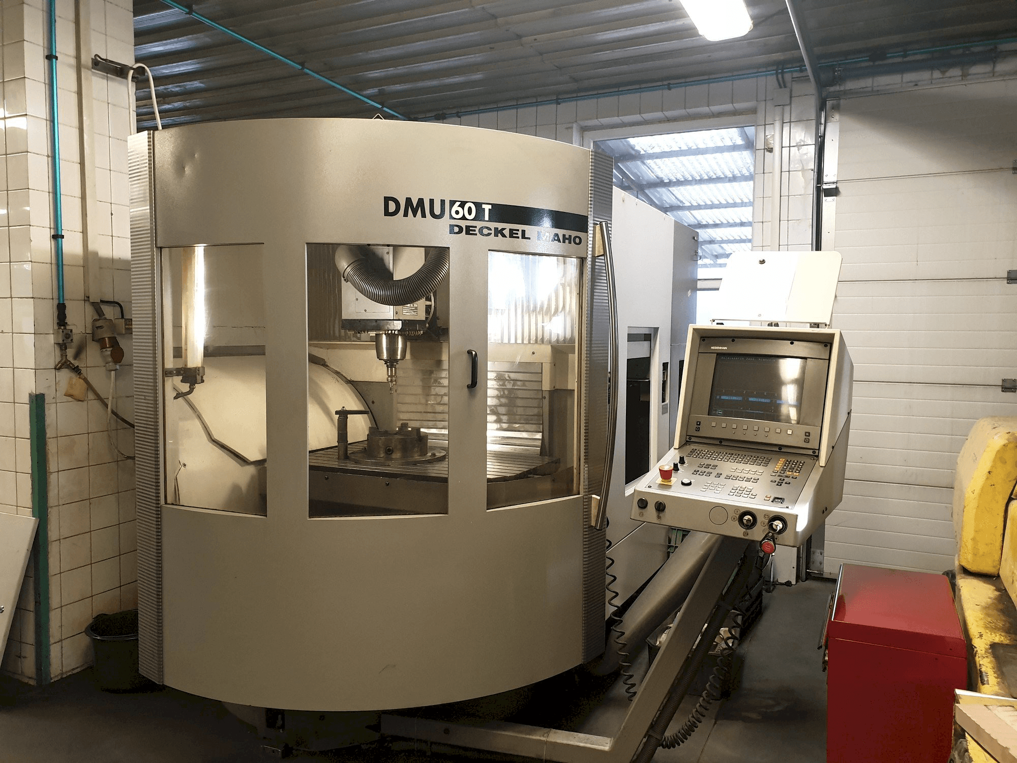 Čelní pohled na DECKEL MAHO DMU 60T stroj