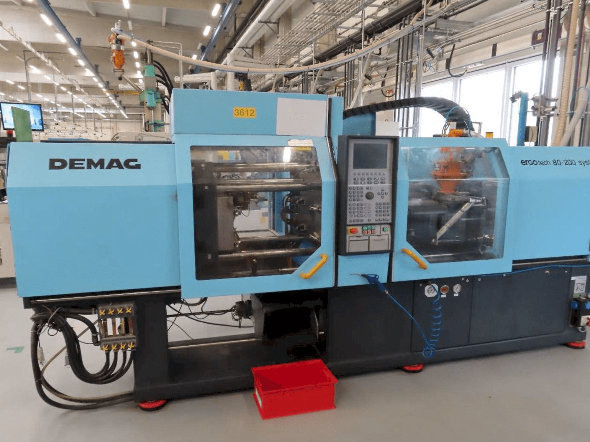 Čelní pohled na DEMAG Ergotech 80-200 System stroj