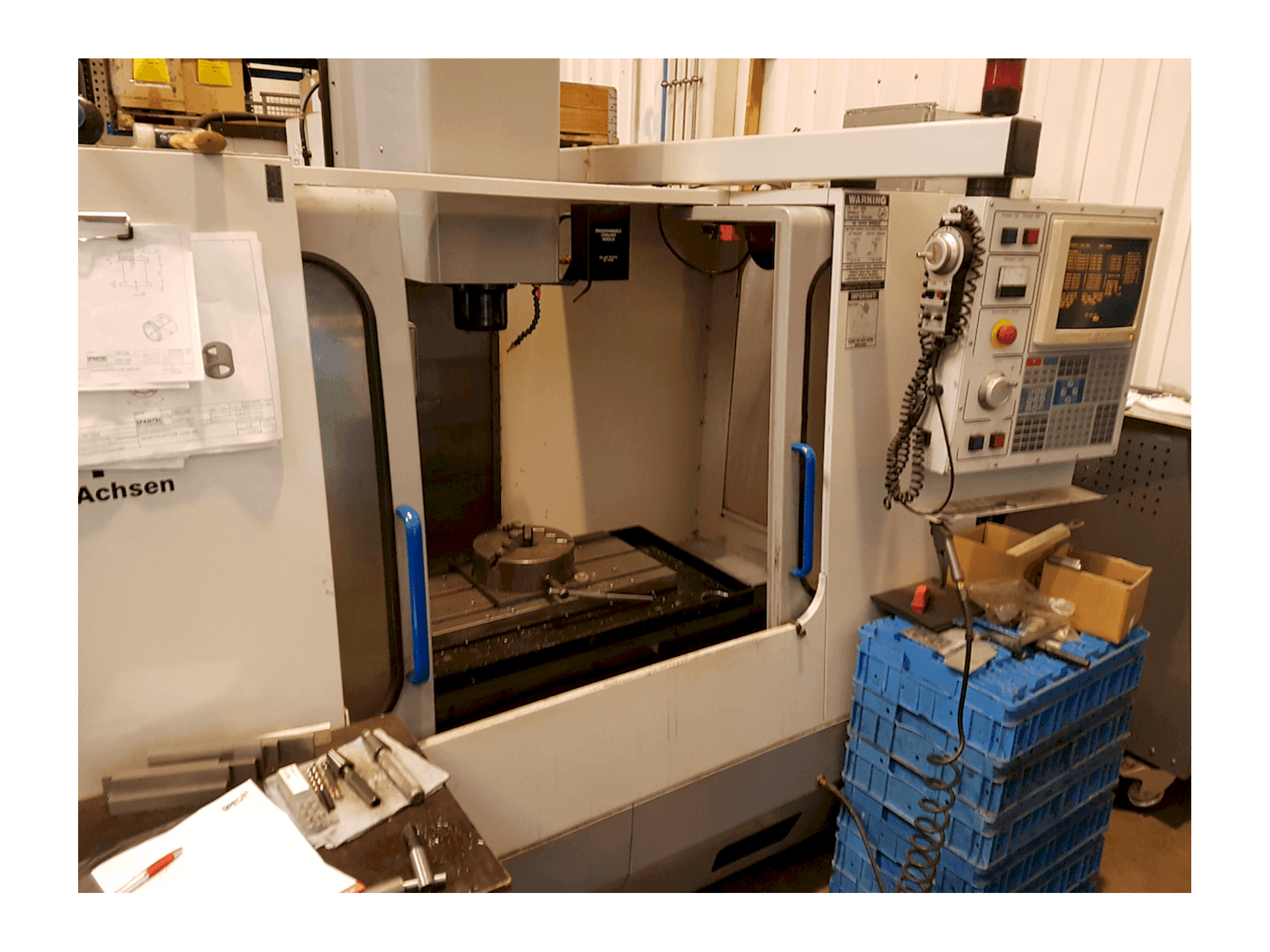 Čelní pohled na HAAS VF1 stroj