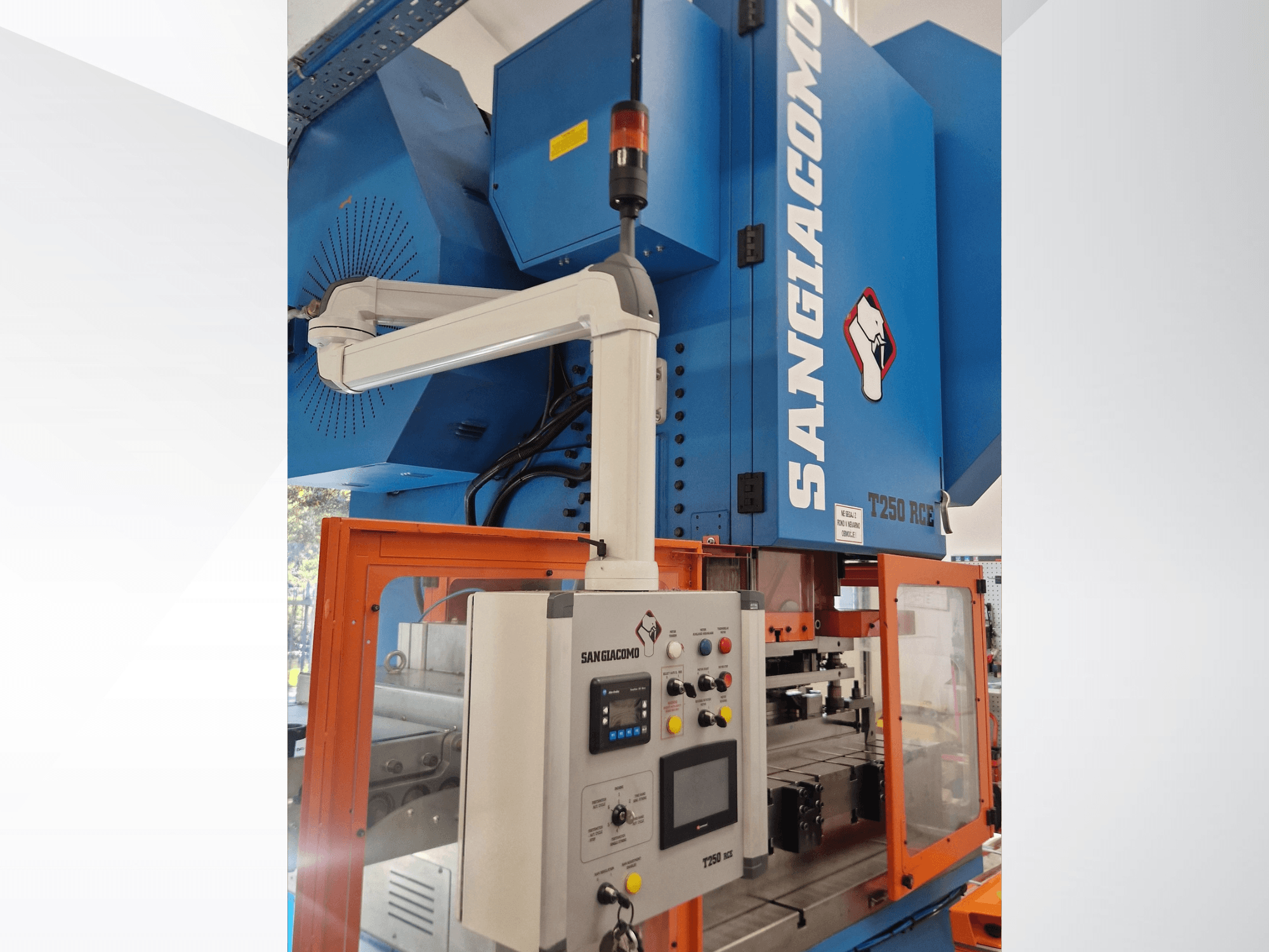 Mechanický lis SANGIACOMO T250 RCE, pohled zepředu s viditelným ovládacím panelem a bezpečnostním krytem, na kterém jsou patrné provozní prvky.