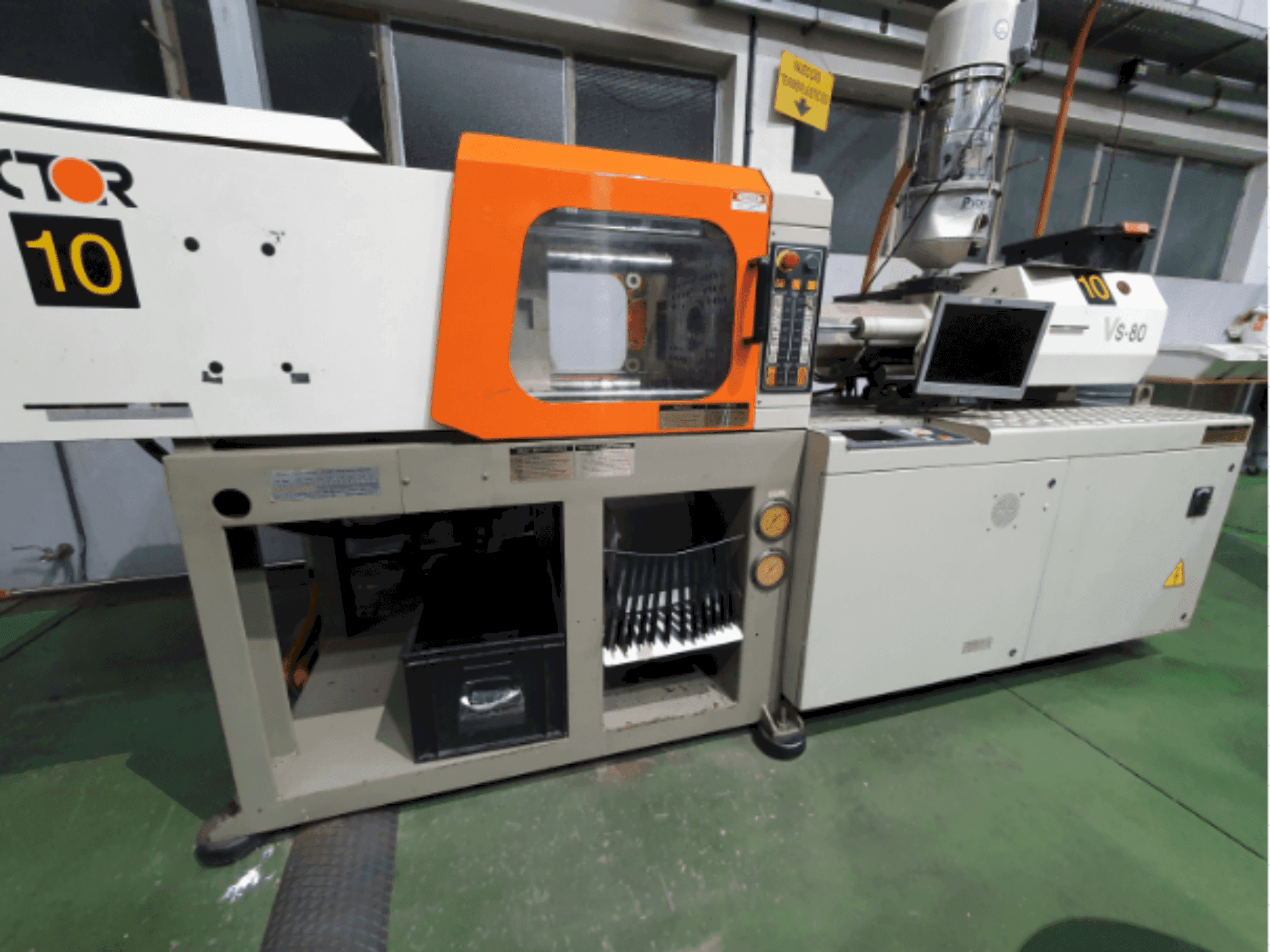 Čelní pohled na Victor VS80 stroj