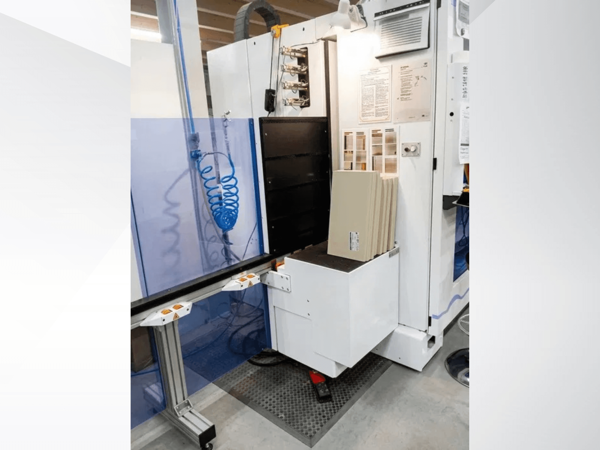 CNC obráběcí centrum HOMAG OPTIMAT BHX 200, pohled zepředu s ovládacím panelem a prostorem pro vkládání materiálu.