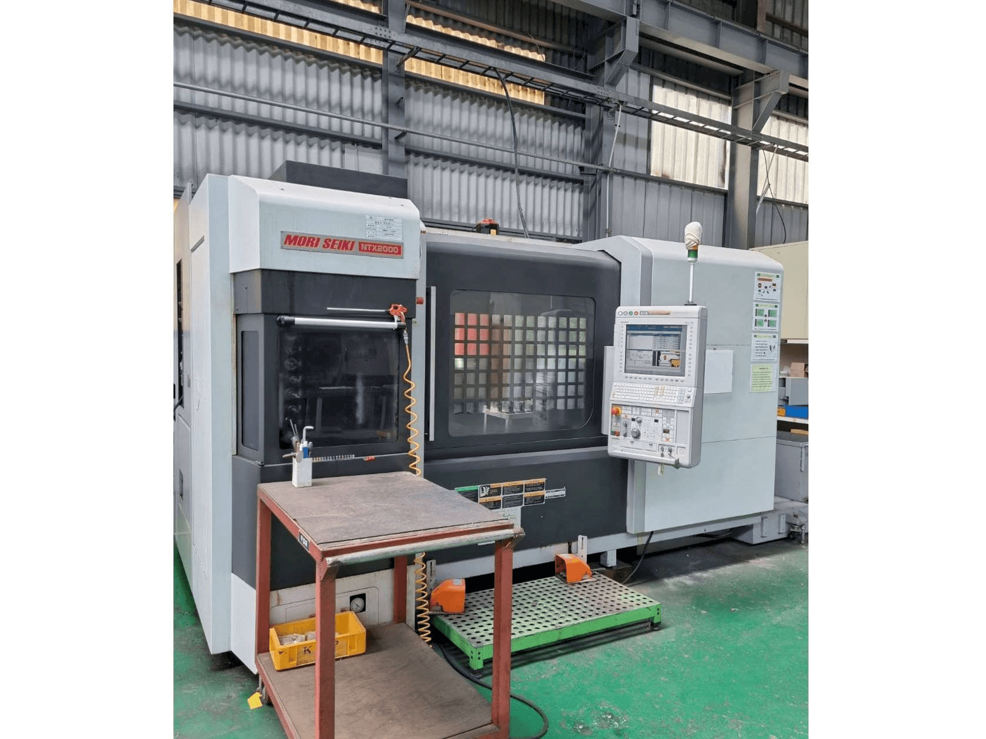 Čelní pohled na DMG Mori Seiki NTX2000/1500S stroj