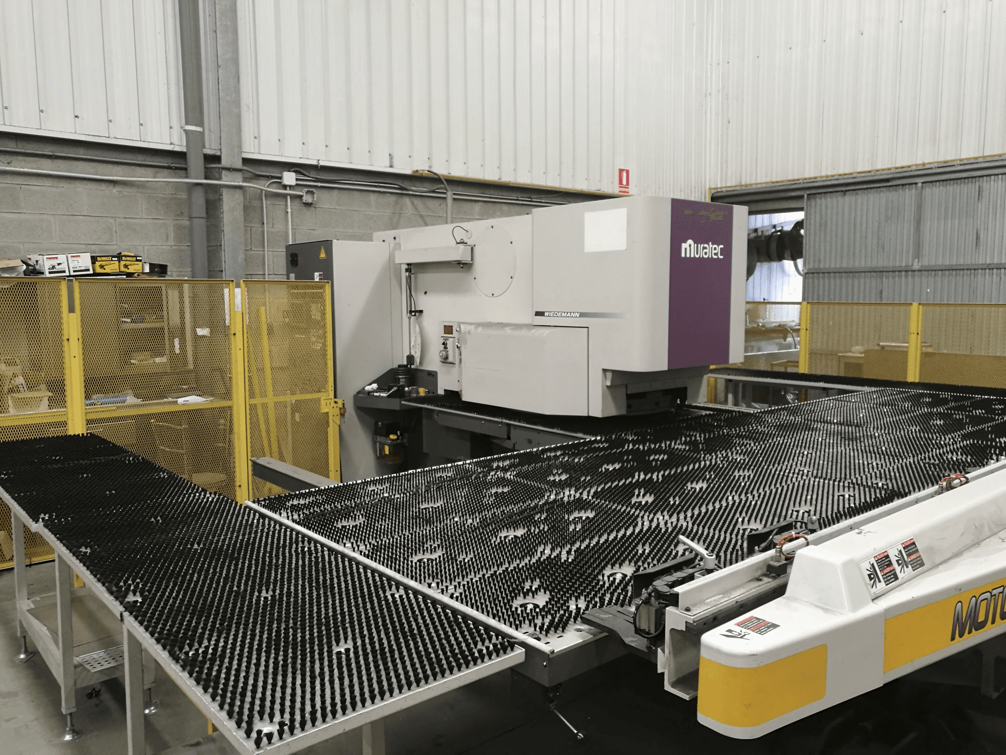 Levý pohled na Murata Wiedemann M-2558-T stroj