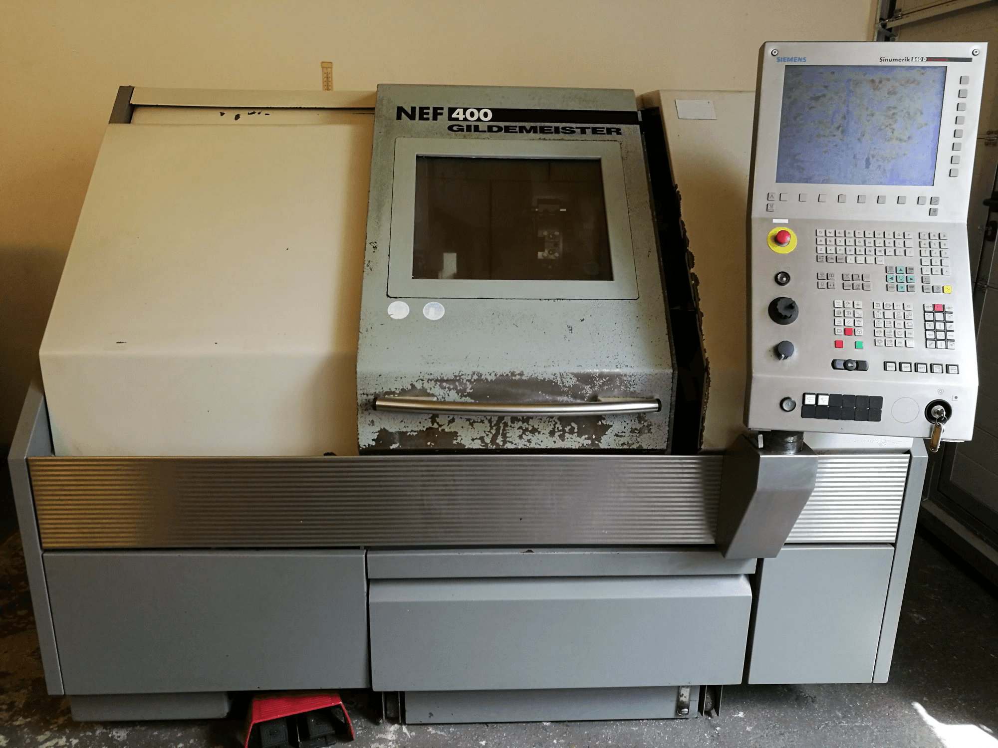 Čelní pohled na Gildemeister NEF 400 stroj