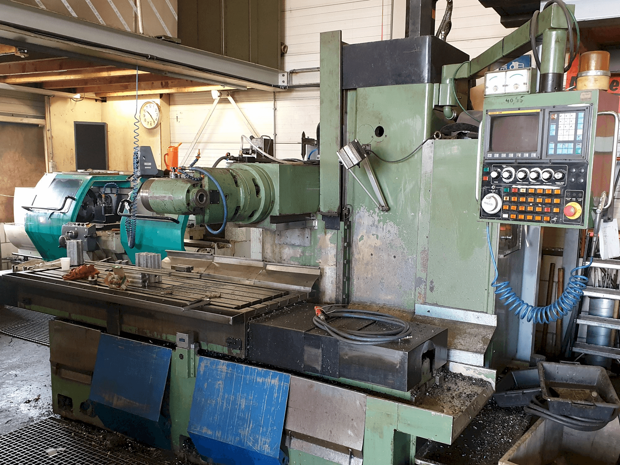 Čelní pohled na YCM X 1800 stroj