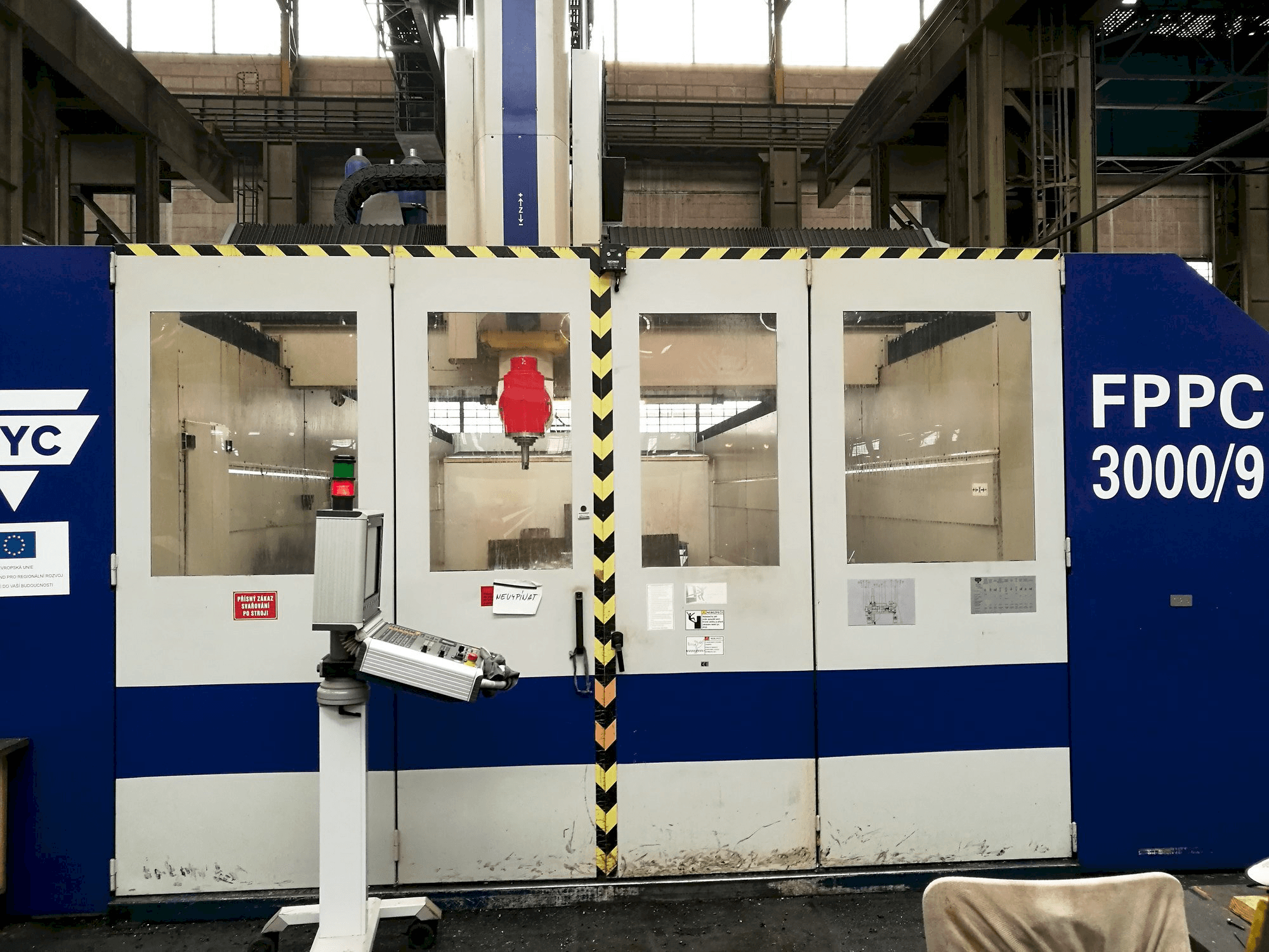 Čelní pohled na TYC FPPC 300/9 stroj
