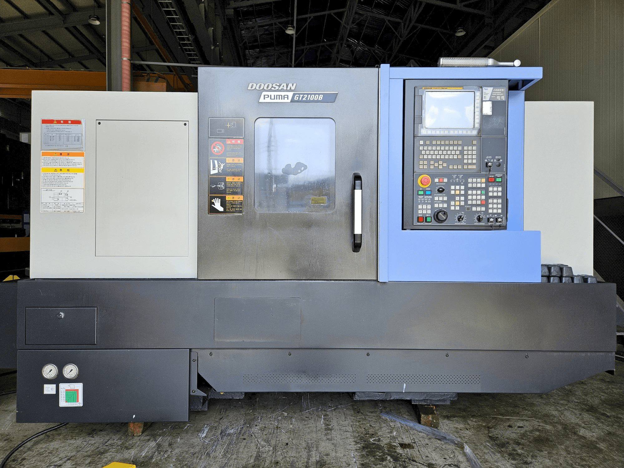 Čelní pohled na DOOSAN GT2100B stroj
