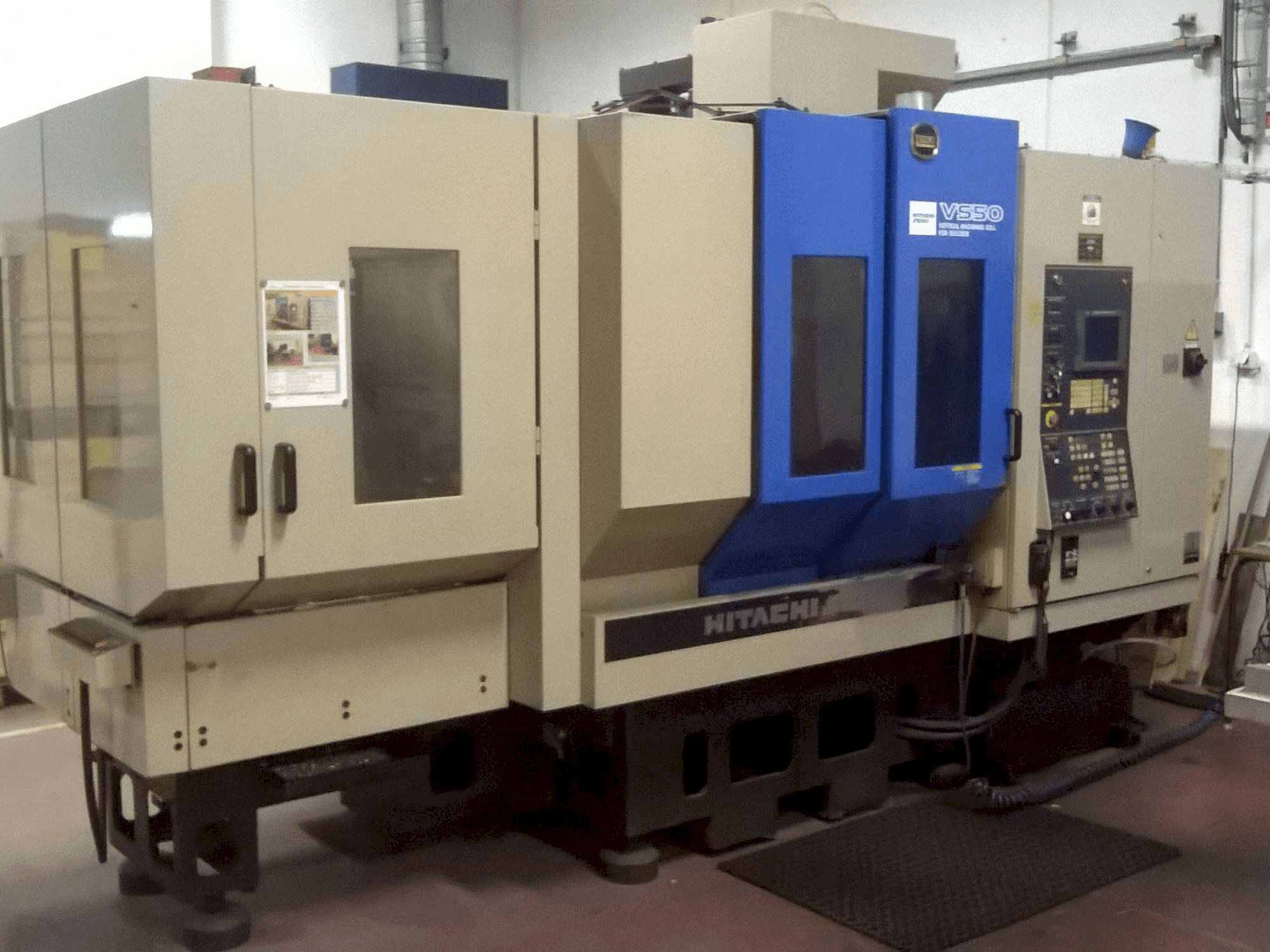 Čelní pohled na Hitachi VS 50 stroj