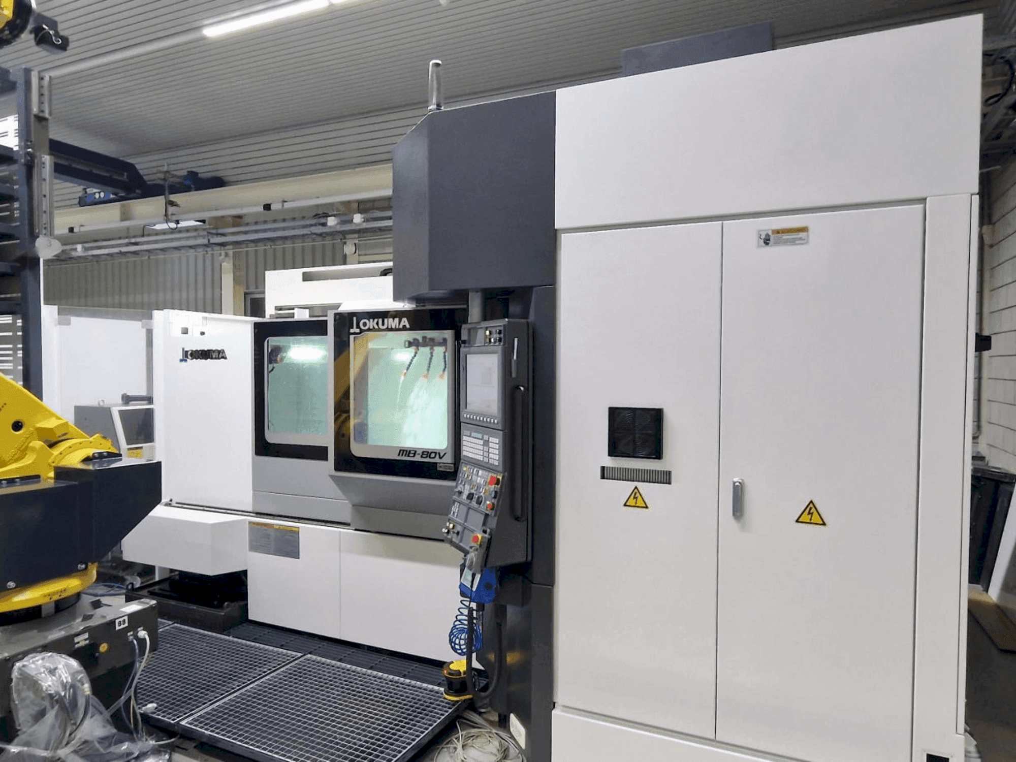 Čelní pohled na Okuma MB 80V stroj