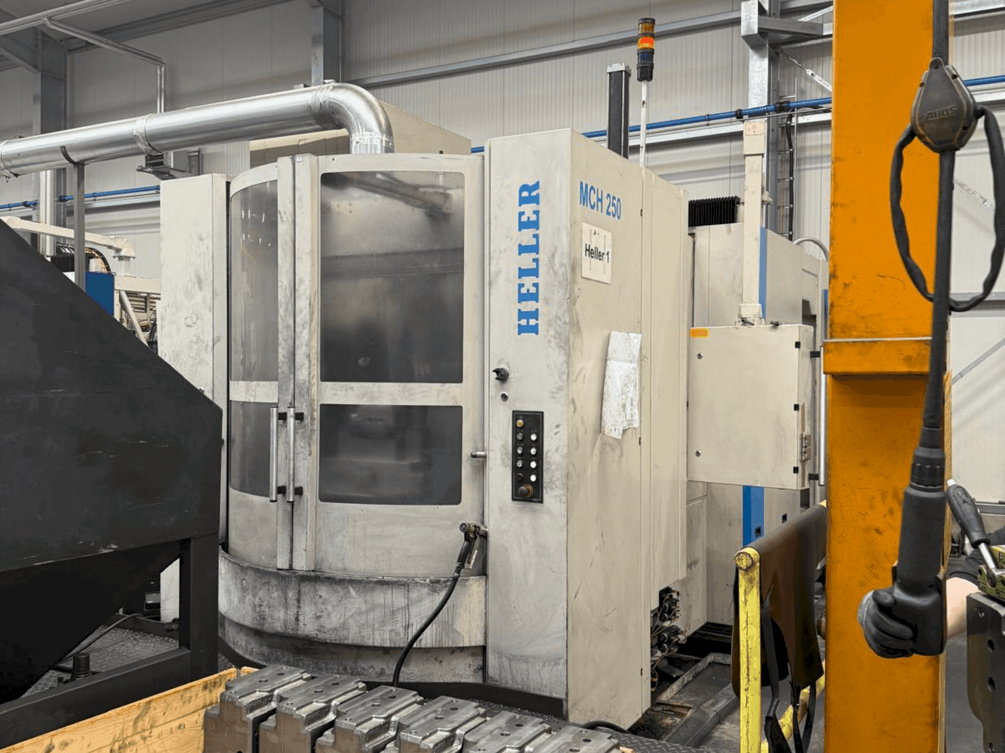 Čelní pohled na HELLER MCH 250 stroj