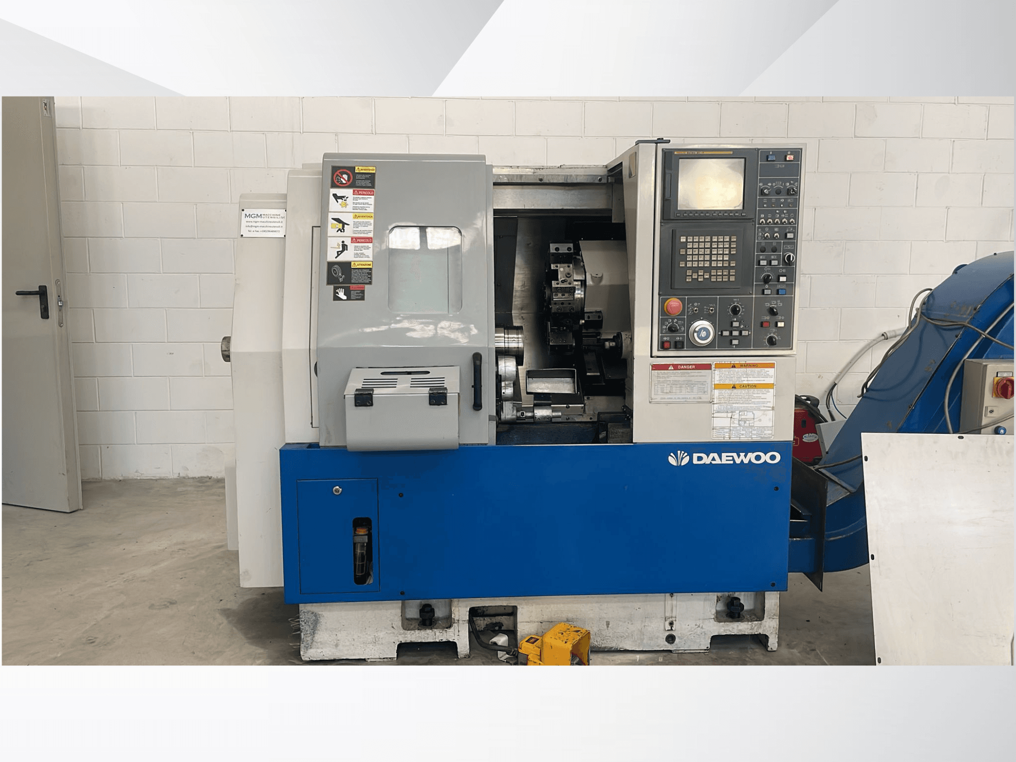 Horizontální soustruh DAEWOO Lynx 210B v čelním pohledu, s ovládacím panelem a viditelnými stroji.