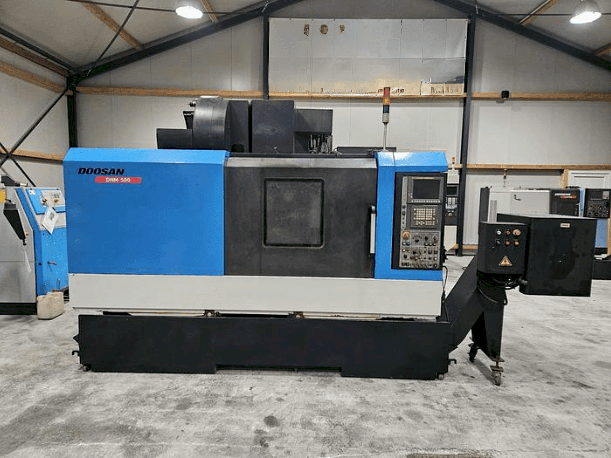 Čelní pohled na DOOSAN DNM 500 stroj