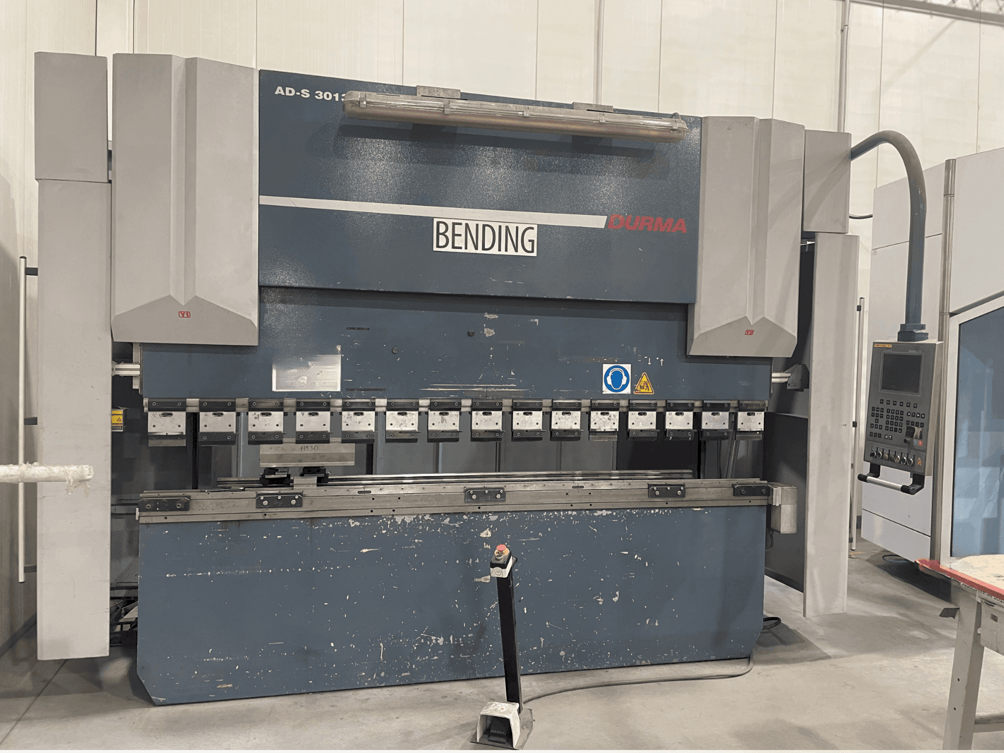 Čelní pohled na Durma AD-S 30135 stroj