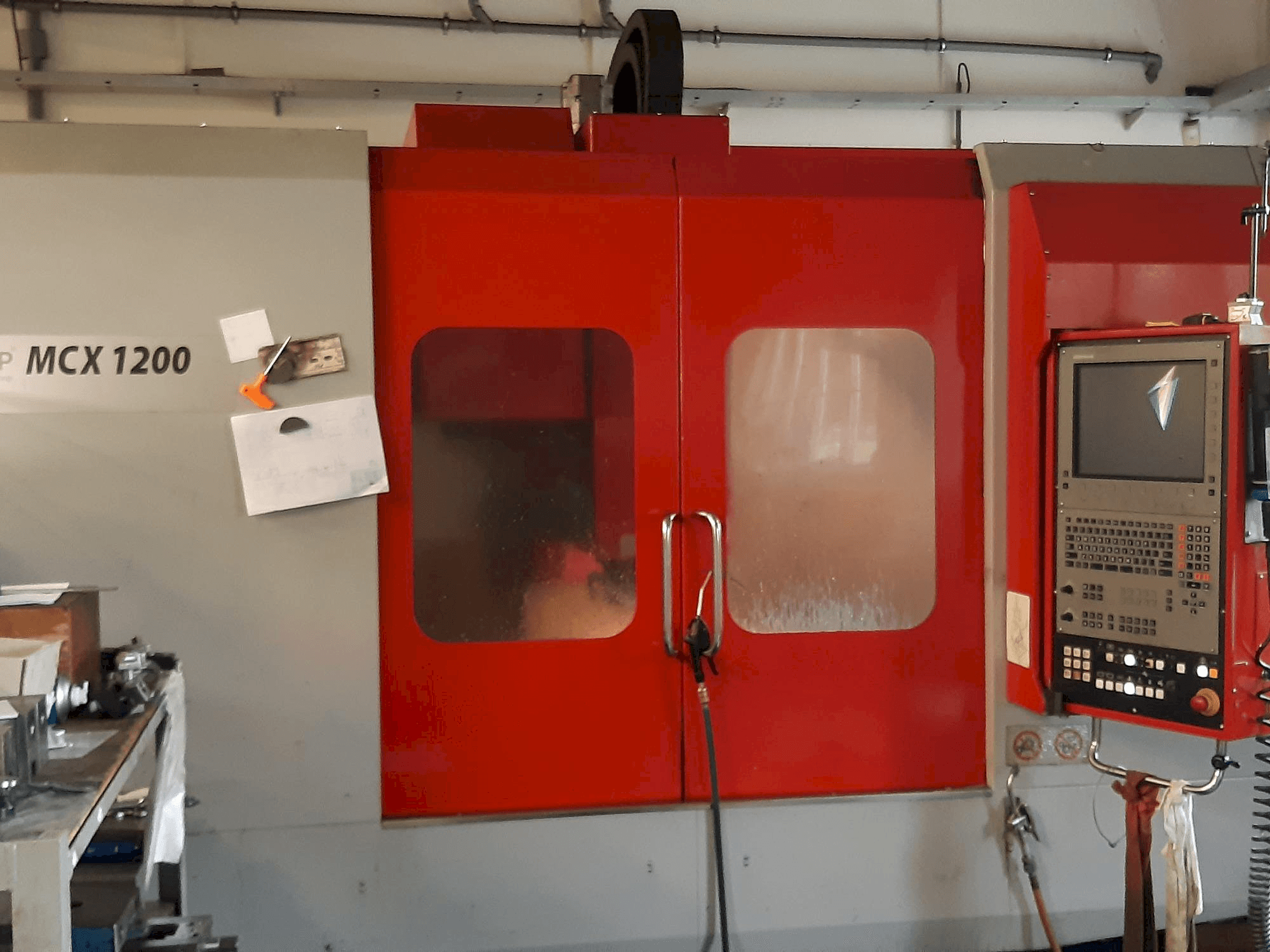 Čelní pohled na EMCO MCX 1200 stroj