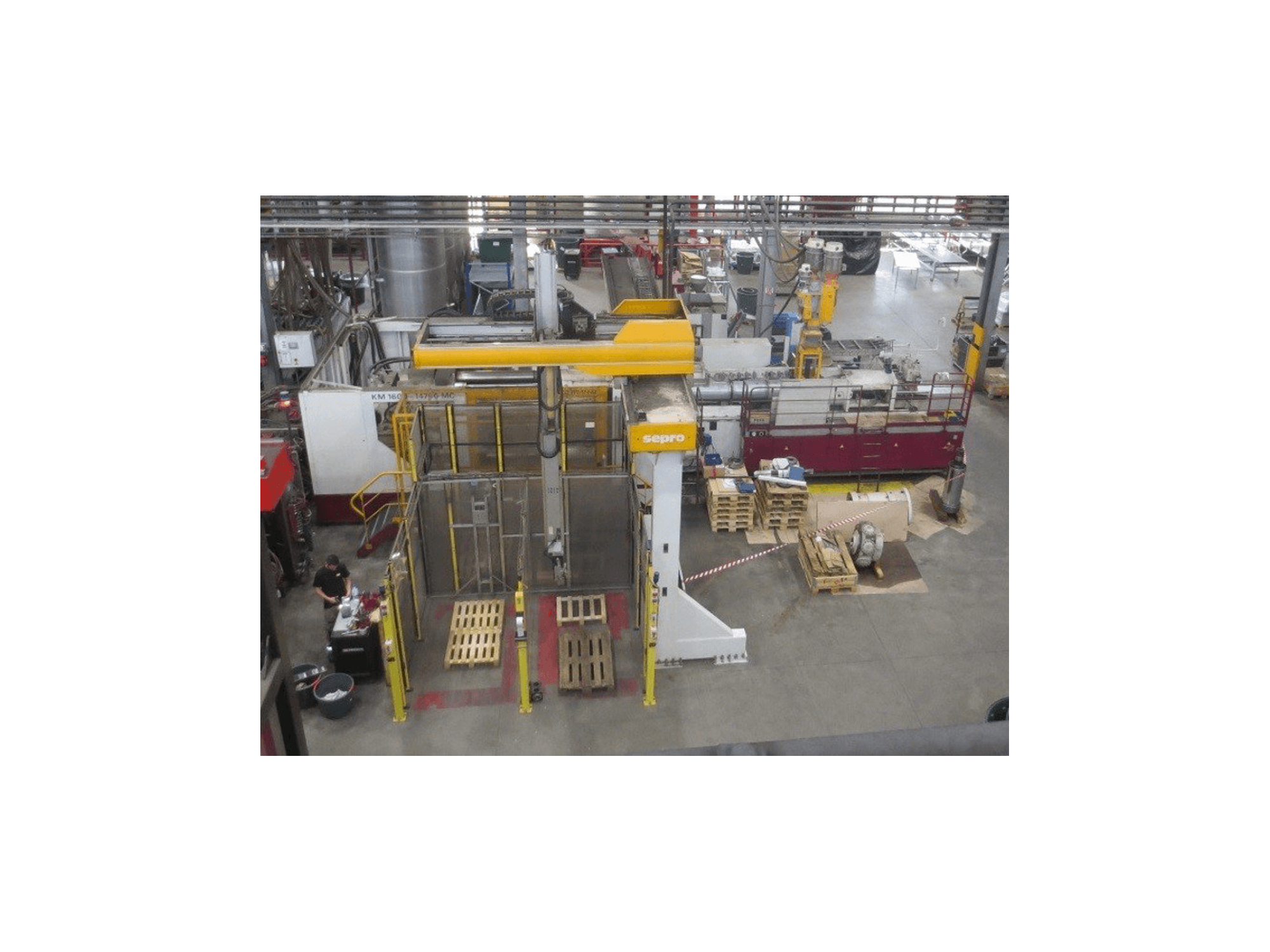 Čelní pohled na Krauss Maffei KM 1600 MC SP 14700 stroj