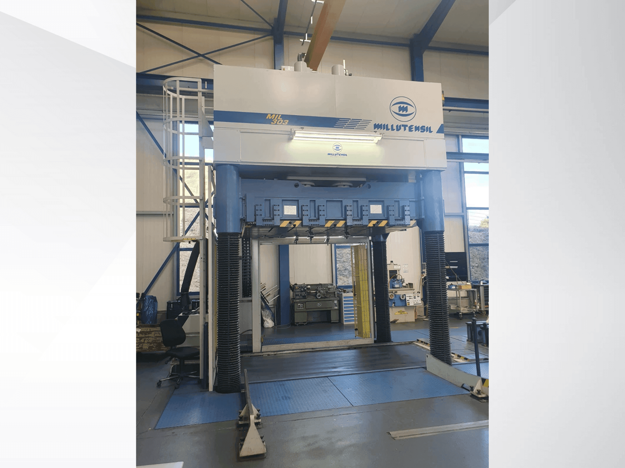 Čelní pohled na MILLUTENSIL Mil 303 stroj