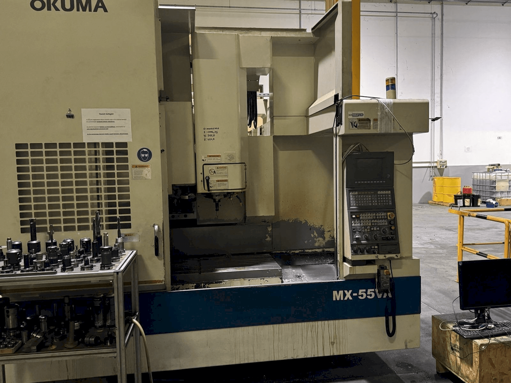 Čelní pohled na Okuma MX55-VA stroj